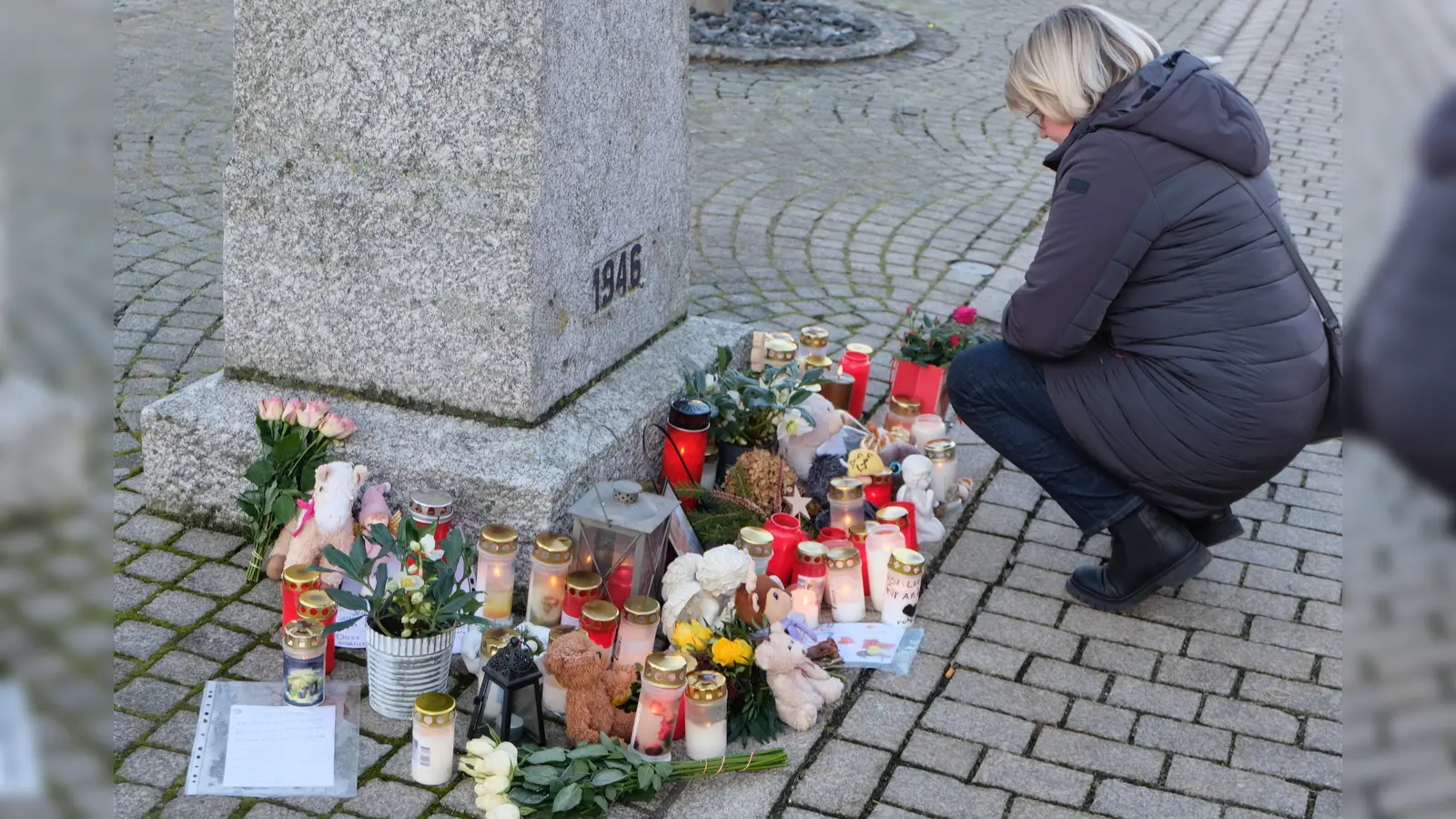 Zur Trauer- und Gedenkstätte für den Neunjährigen, der bei dem Attentat am Weihnachtsmarkt in Magdeburg umkam, wurde in Floß die Marktsäule mitten im Herzen des Ortes.  (Bild: le)