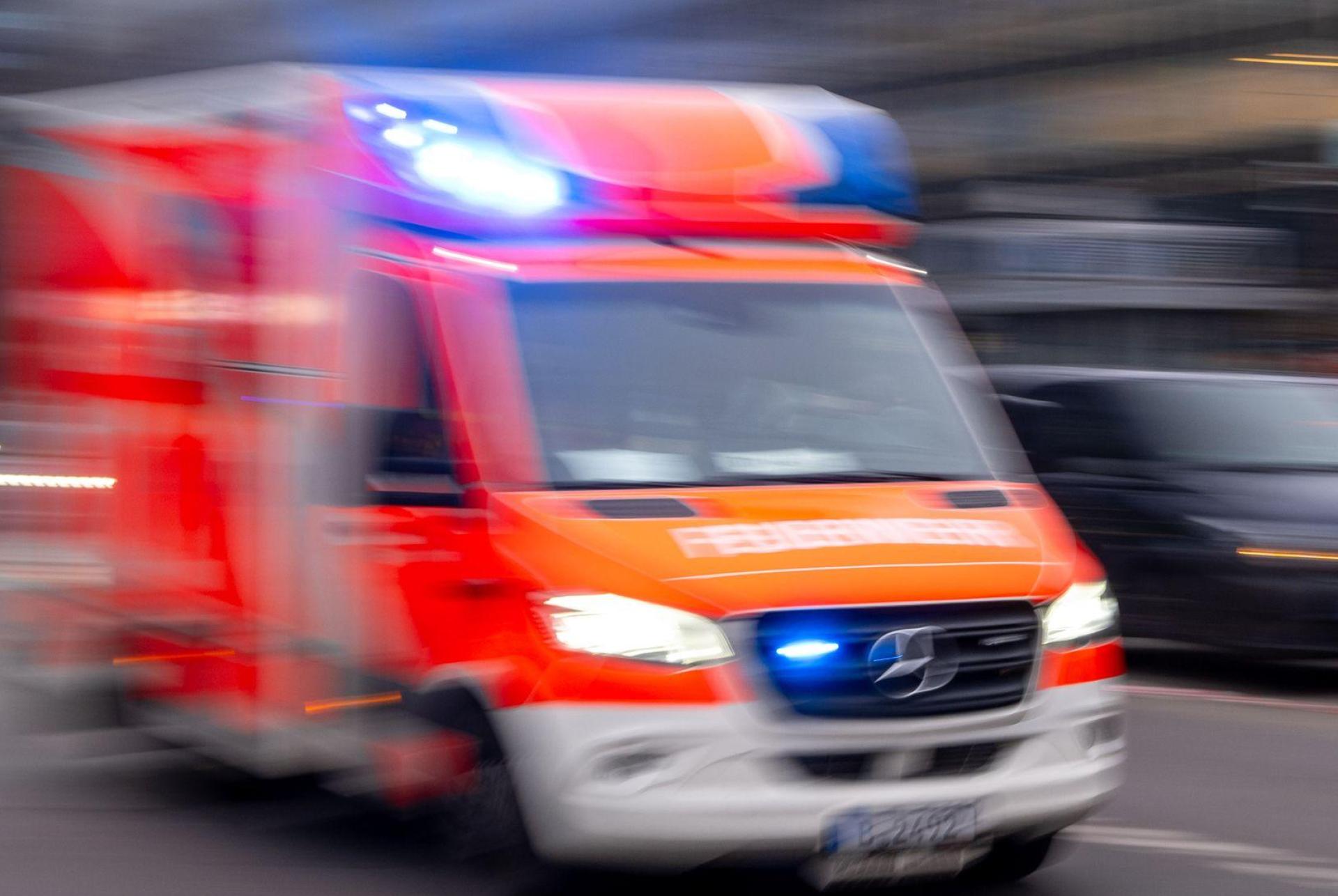 Ein 66-jähriger Radfahrer stürzte in Störnstein nach einem Fahrfehler und verletzte sich dabei leicht. (Symbolbild: Monika Skolimowska/dpa)