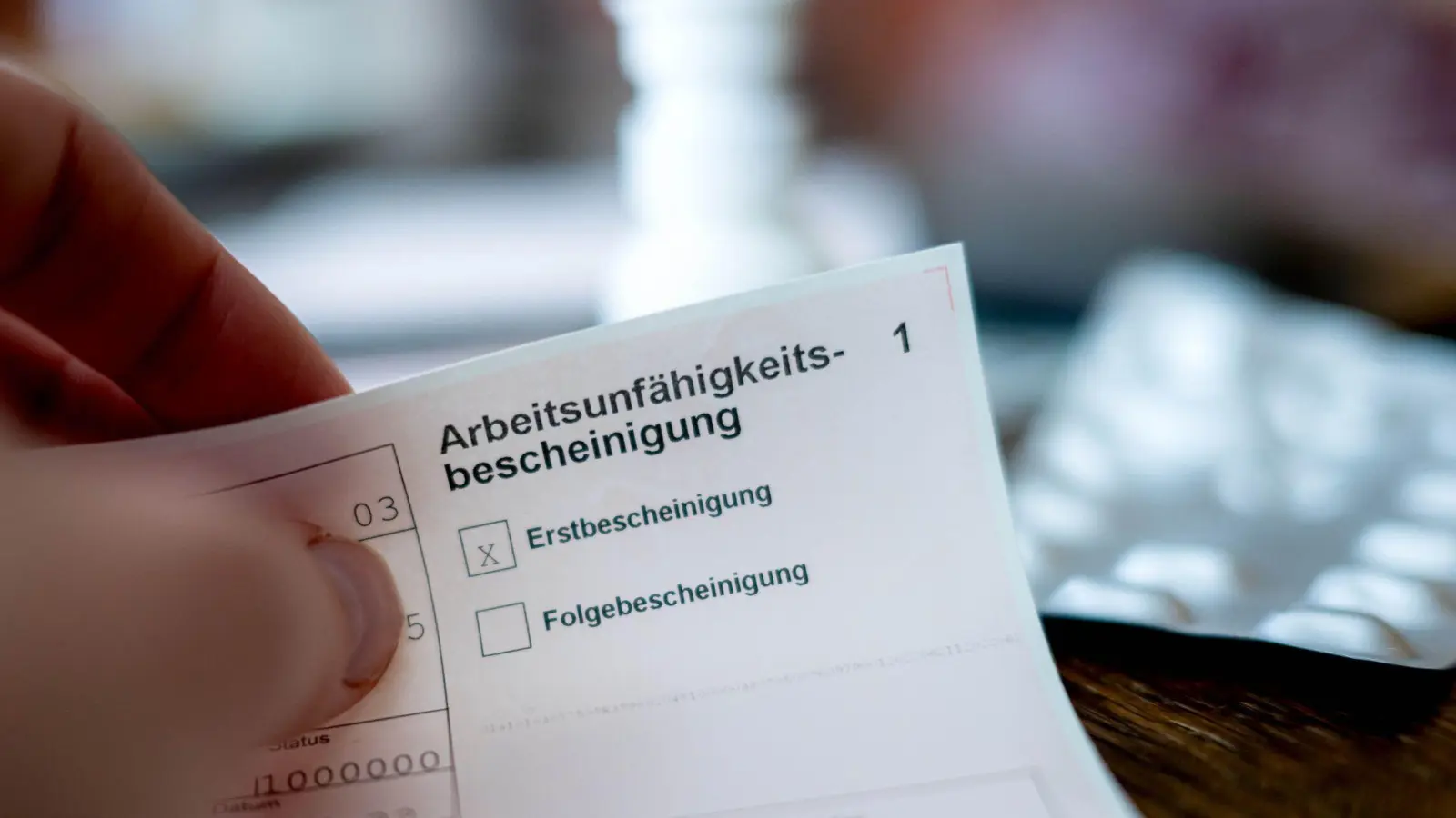 Regeln für Arbeitsunfähigkeitsbescheinigungen sollen verschärft werden. (Symbolbild) (Bild: Sina Schuldt/dpa)
