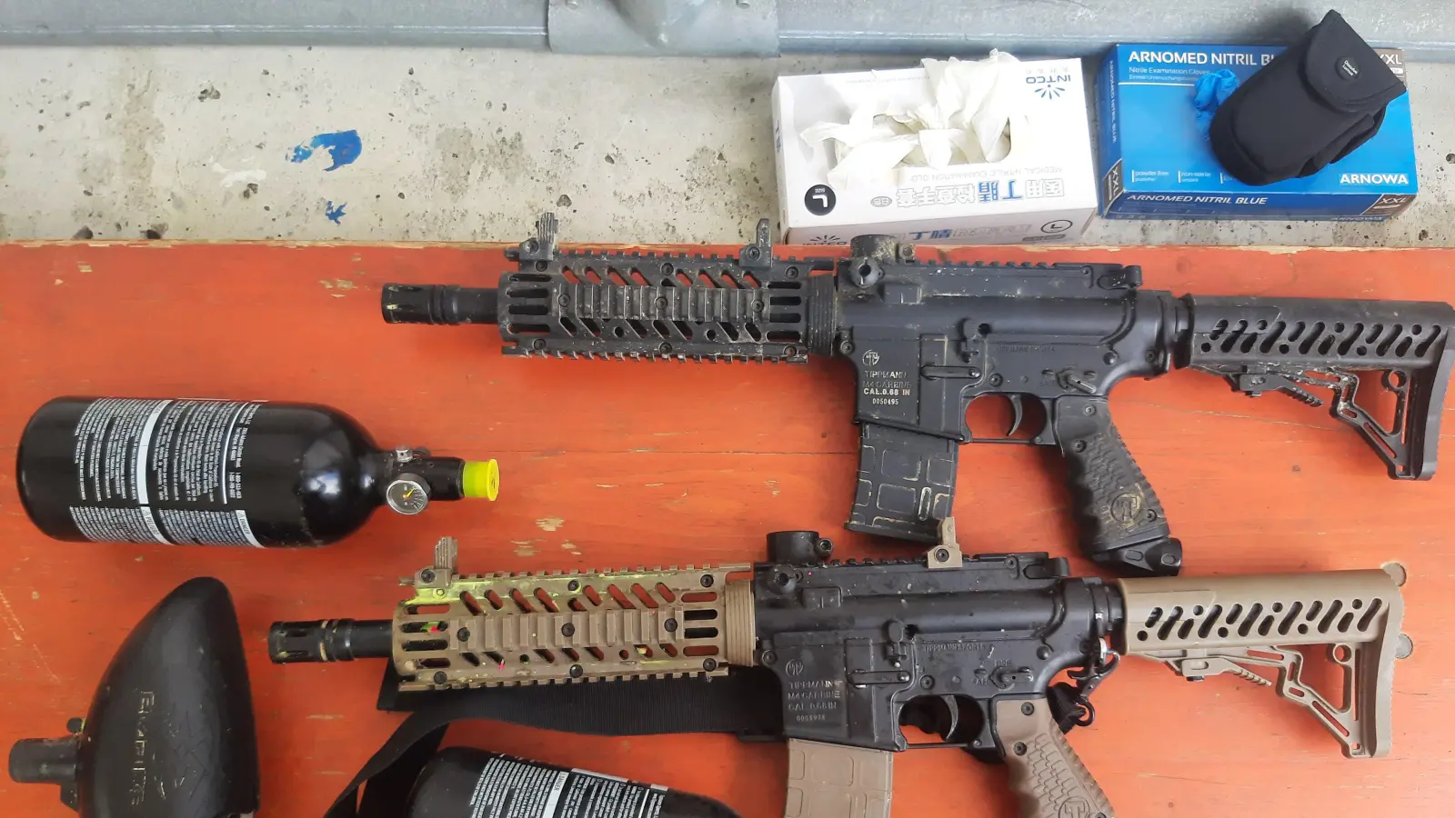 Diese Paintballwaffen ohne Prüfzeichen fanden Bundespolizisten bei einer Kontrolle an der Autobahn A6 im Kofferraum eines Autos. (Bild: Bundespolizei Waidhaus)