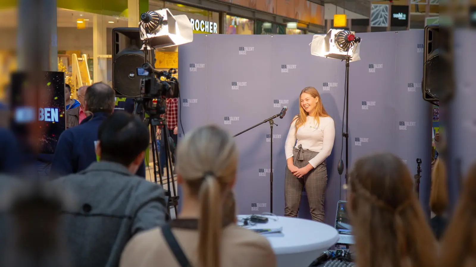Die TV-Produktionsfirma UFA Base lädt am 14. Oktober zu einem öffentlichen Talent-Casting ins NOC in Weiden ein.  (Bild: UFA Base)