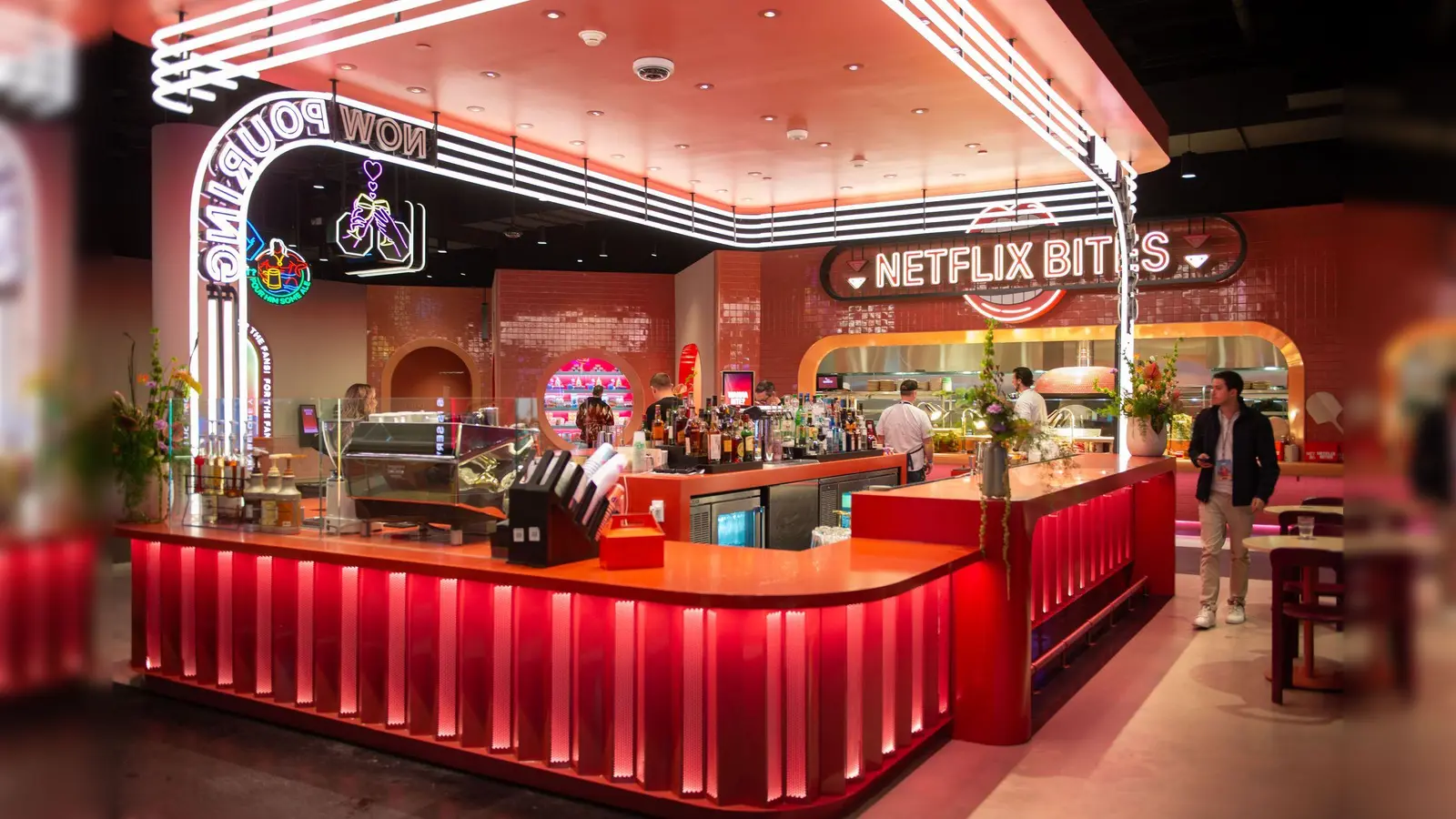 Zum Netflix House gehört auch ein Restaurant, dessen Gerichte mit Serien des Dienstes verbunden sein sollen.  (Bild: Andrej Sokolow/dpa)