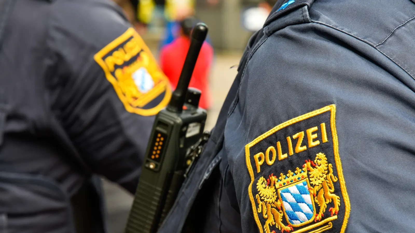 Die Polizei Neustadt sucht Zeugen, die einen Unbekannten beobachtet haben könnten, der sich an drei Auto zu schaffen gemacht hat. (Symbolbild: Petra Hartl)