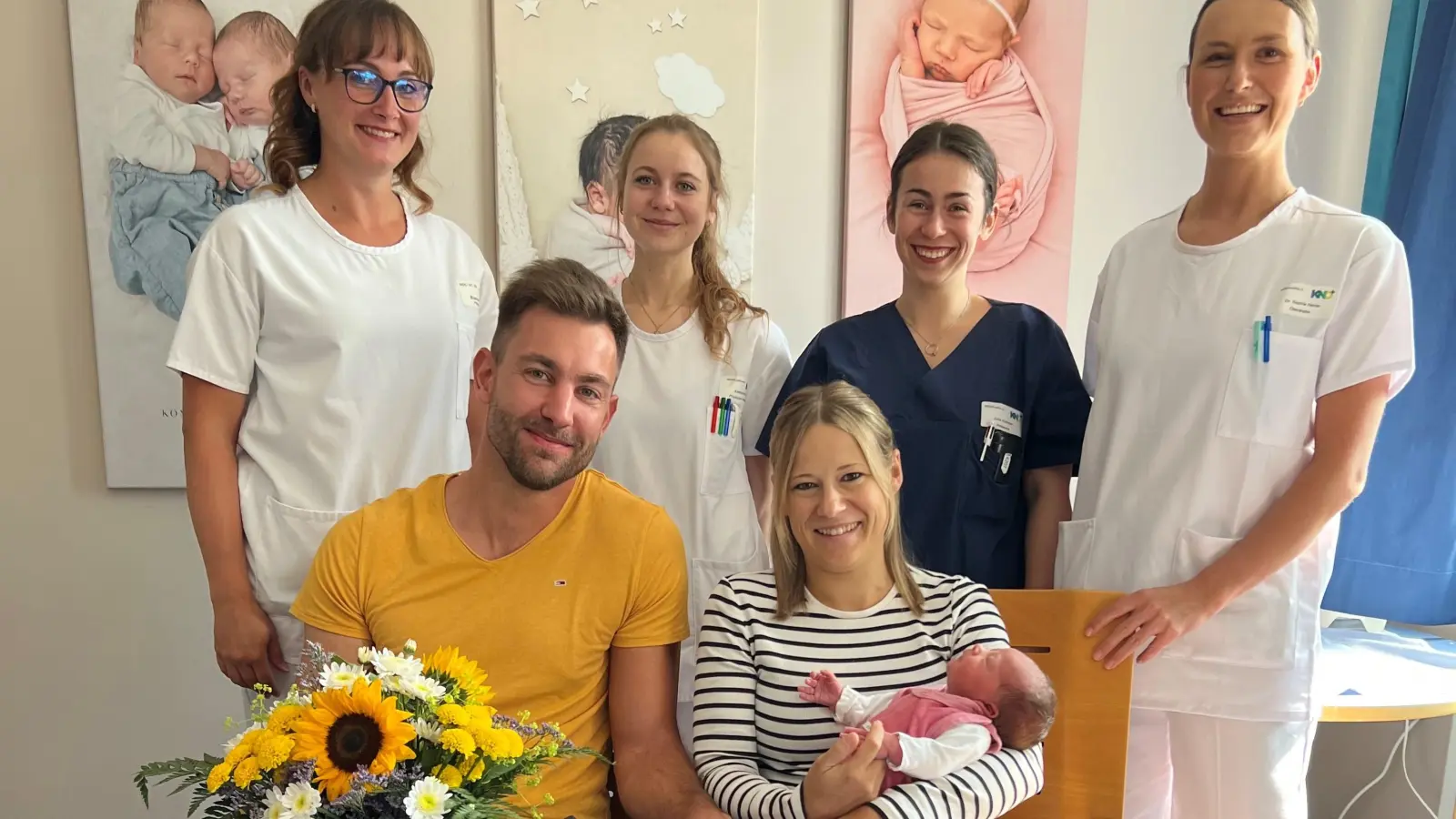 Milena und Stefan Plößner freuen sich über die Geburt ihrer Tochter Emily. Oberärztin Dr. Sophie Heine (hinten, rechts), Hebamme Julia Volkmer, PA Katharina Käs und Pflegekraft Bianca Weiß gratulieren.  (Bild: Kliniken Nordoberpfalz AG)
