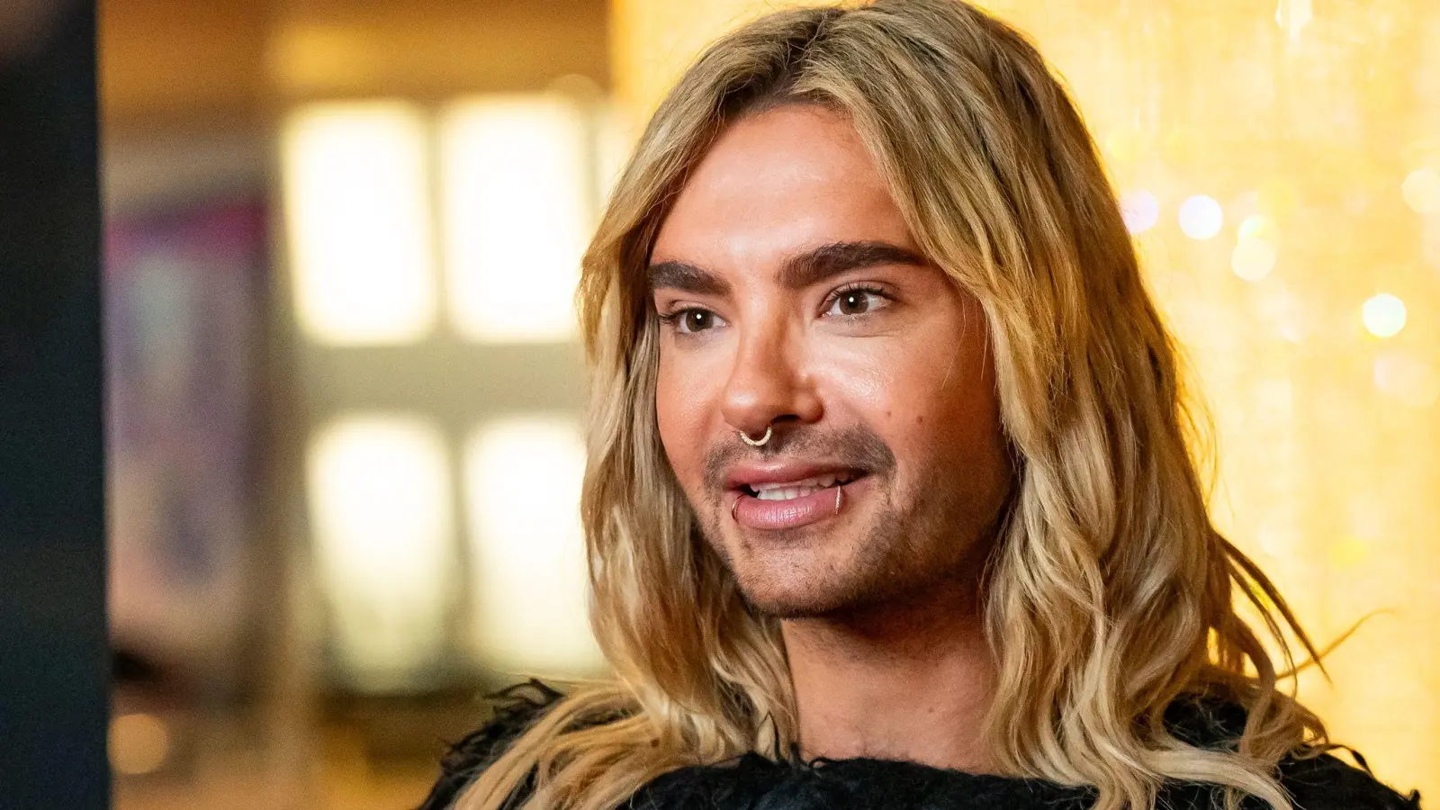 Bill Kaulitz trifft mehrere Verehrer, um zu schauen, wer ihm am besten gefällt. (Archivbild) (Bild: Jonas Walzberg/dpa)