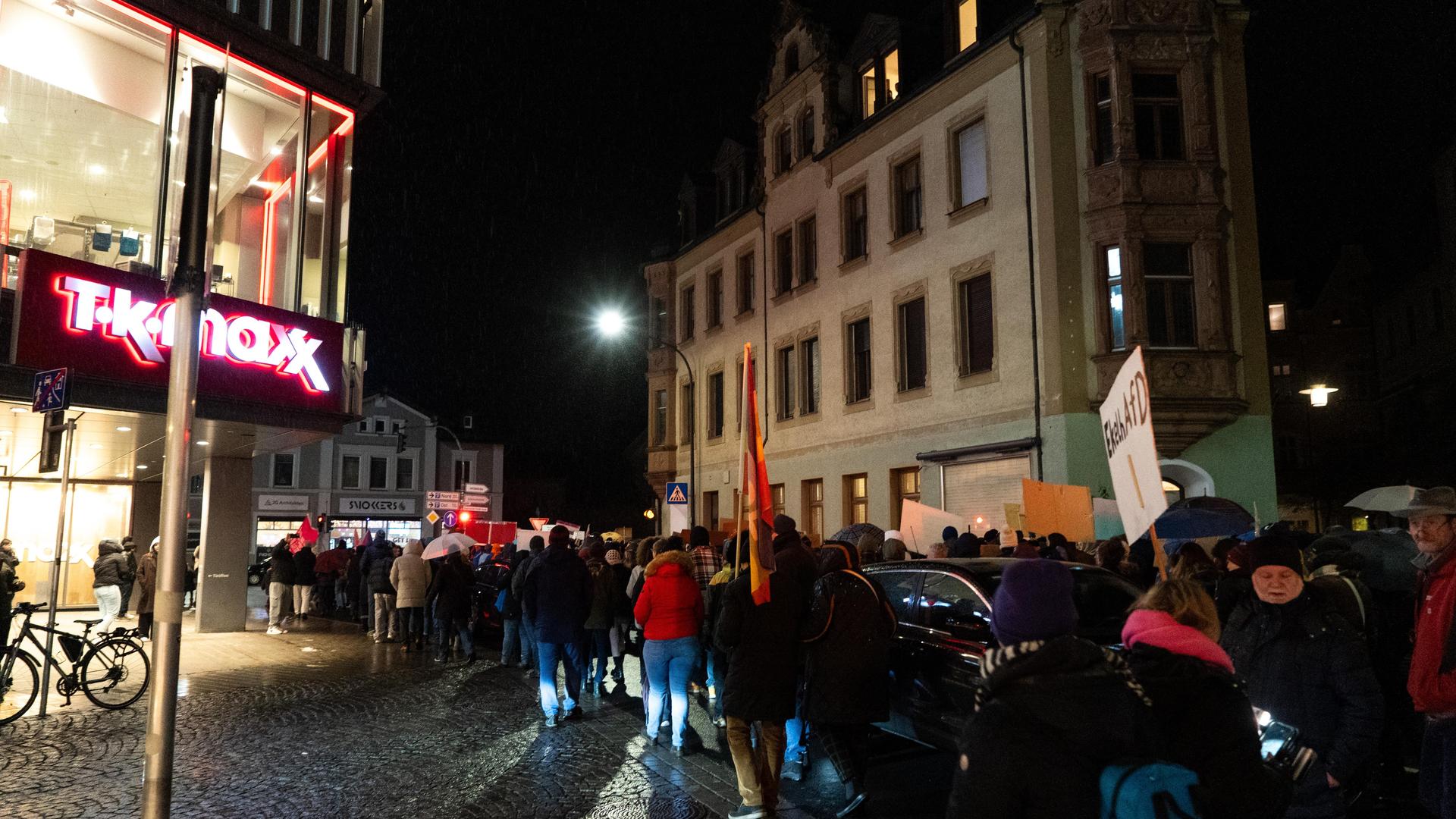 Bei der Demo gegen Rechts haben sich tausende Menschen zu einem Protestmarsch durch Weiden versammelt. (Bild: knz)