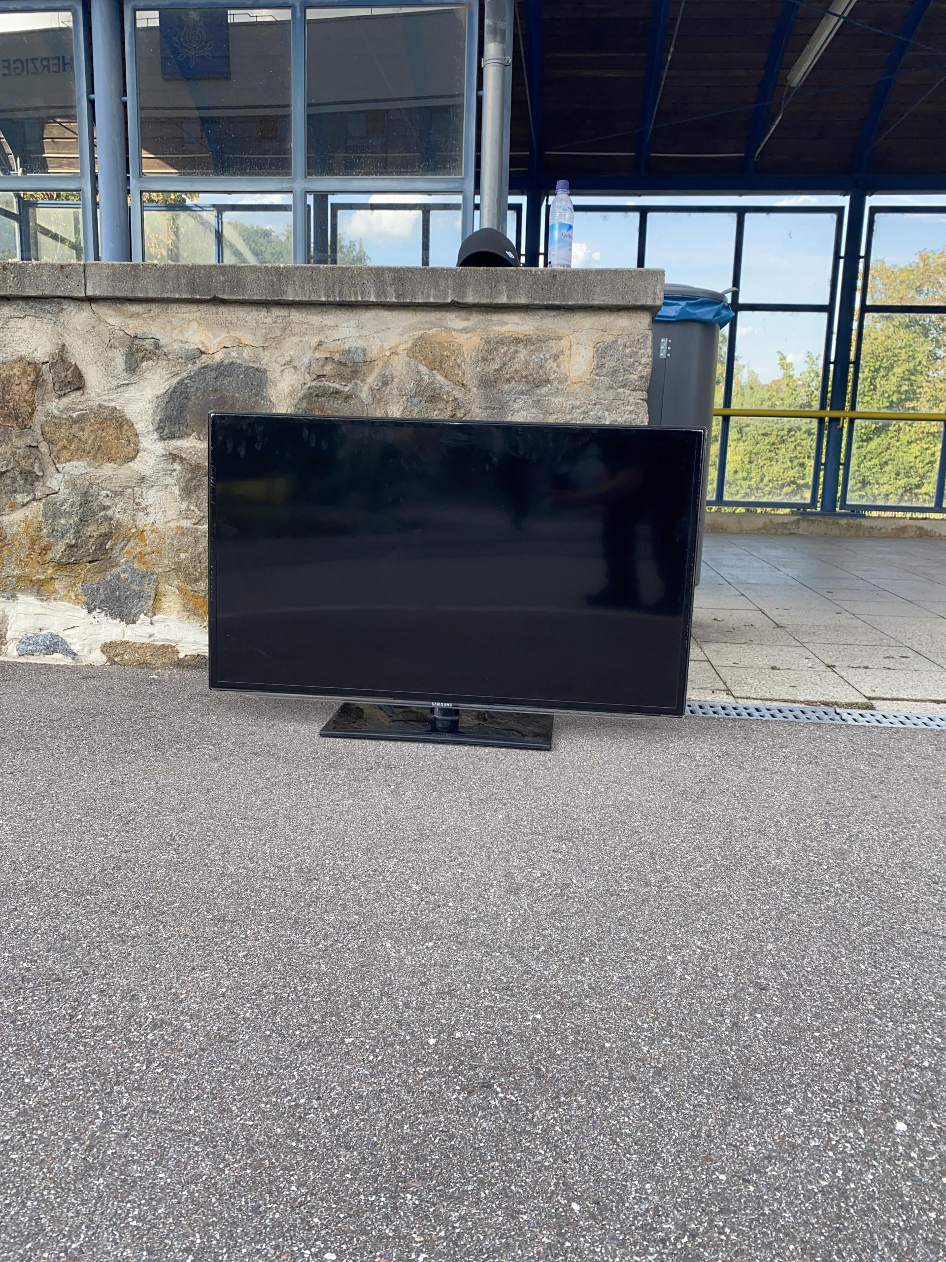 Ein 24-jähriger Radfahrer ist in Schwandorf mit einem Fernseher auf der Schulter gegen ein Auto gefahren. (Bild: PI Schwandorf, PM Glaser)