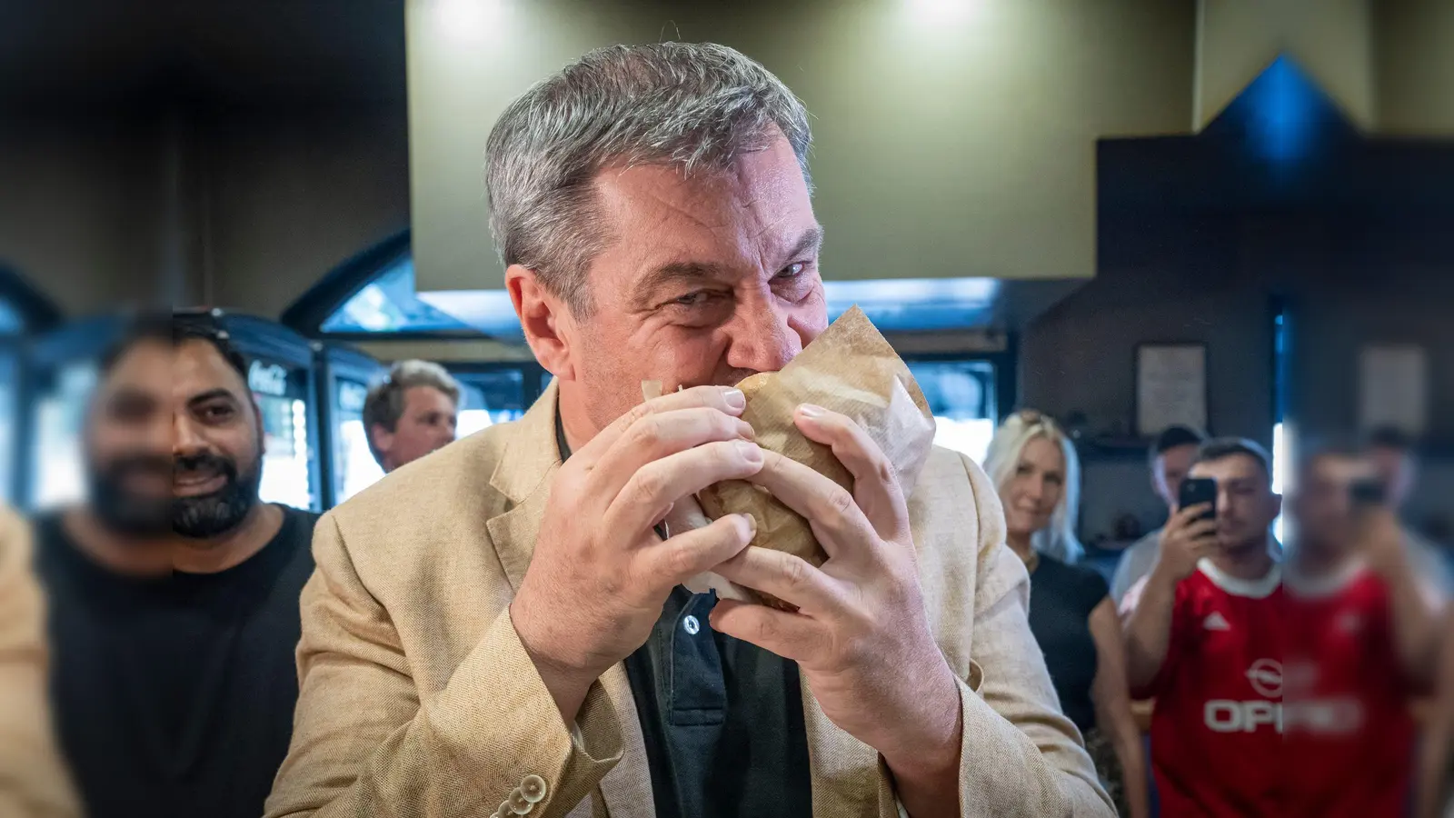 Der Ministerpräsident lud Instagram-Follower zum gemeinsamen Döner-Mahl ein. (Bild: Peter Kneffel/dpa)