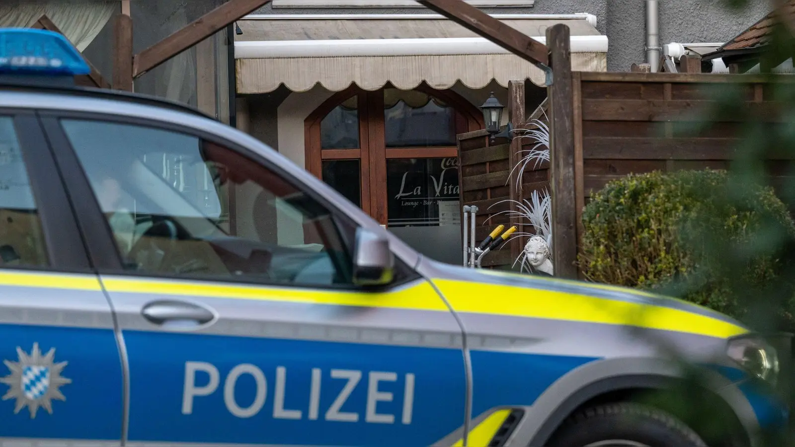 Vor einem Jahr starb ein Mann in einem Lokal in der Weidener Altstadt, weil er von einer Champagnerflasche getrunken hatte. In der Flasche war allerdings kein Alkohol, sondern flüssiges Ecstasy. Nun gibt es in dem Fall ein Festnahme. (Archivbild: Armin Weigel/dpa)