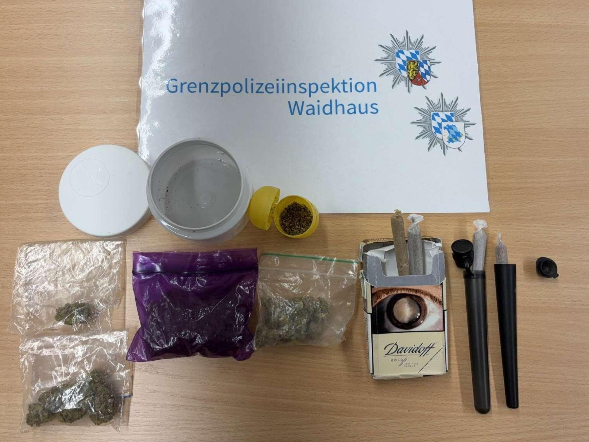 Die Grenzpolizei Waidhaus fand bei Kontrollen auf der A6 Marihuana und Cannabis-Gummibärchen. (Bild: GPI Waidhaus)