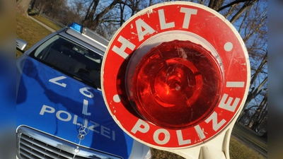 Ein 20-Jähriger ohne Führerschein wollte in Amberg vor der Polizei fliehen. (Symbolbild: Franziska Kraufmann)