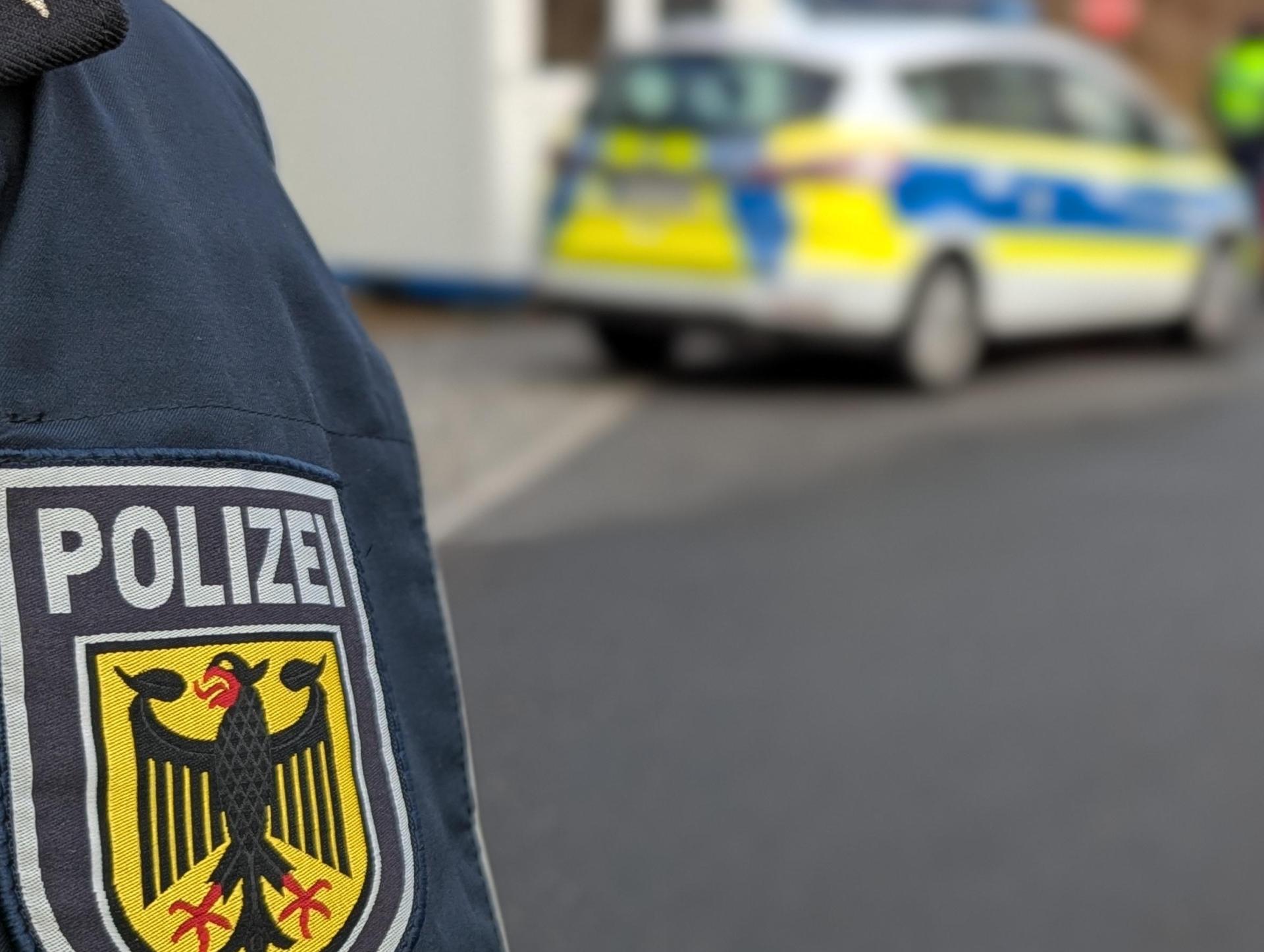 Die Bundespolizei Waidhaus hat am Wochenende sieben gesuchte Straftäter festgenommen. Darunter ein Haftbefehl wegen fahrlässiger Tötung und zwei internationale Haftbefehle. (Symbolbild: Bundespolizei)
