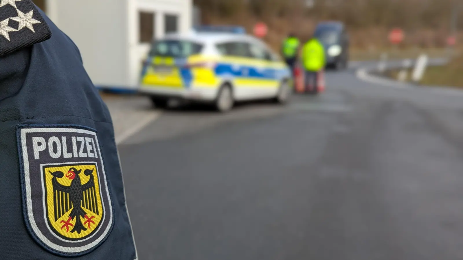 Bei einer Grenzkontrolle auf der A6 hat eine 64-jährige Reisende am Donnerstagabend zwei Bundespolizisten angegriffen. (Bild: Bundespolizei/exb)