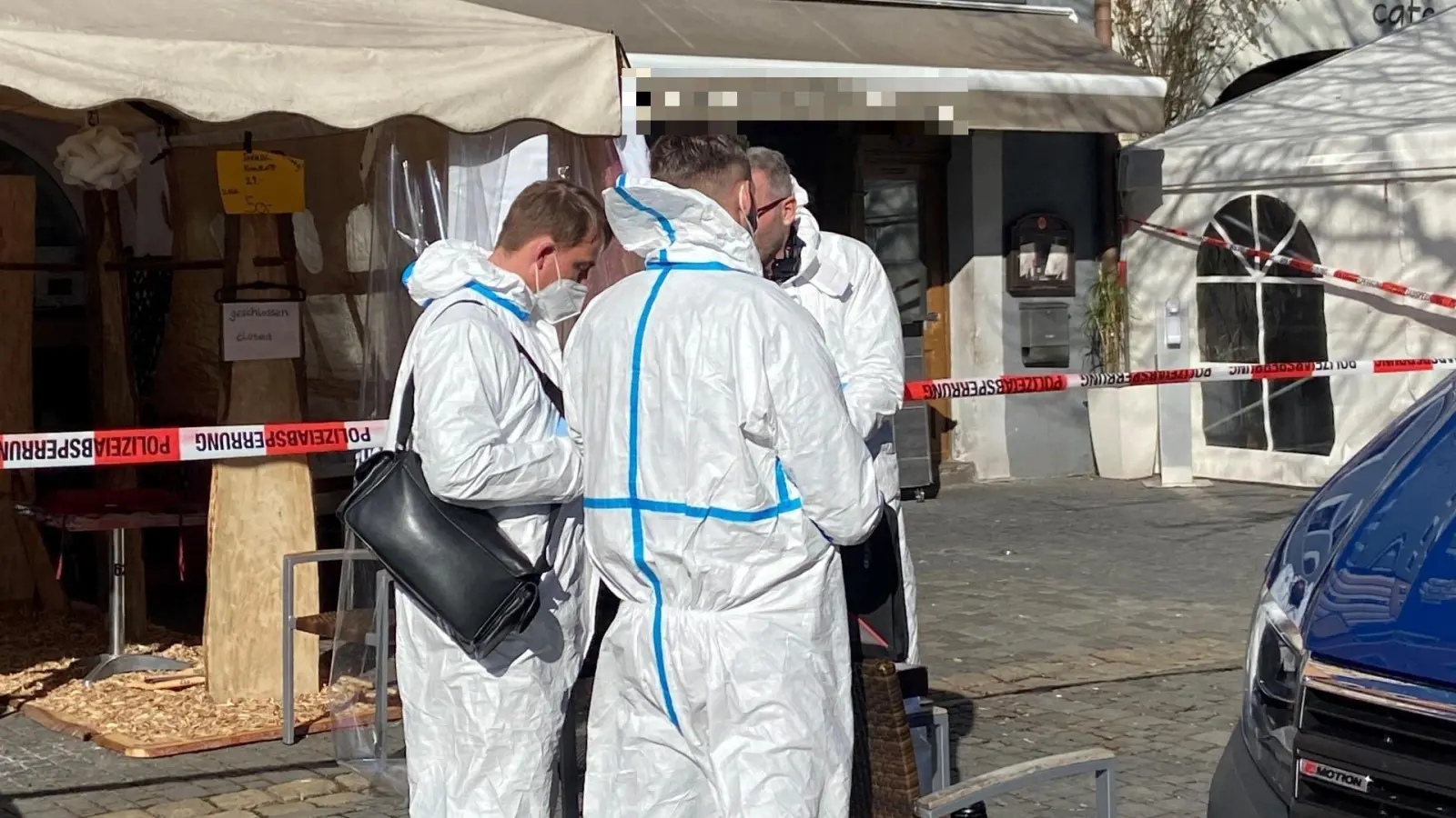 Ermittler im Februar 2022 am Tatort in der Weidener Altstadt. (Archivbild: Gabi Schönberger)