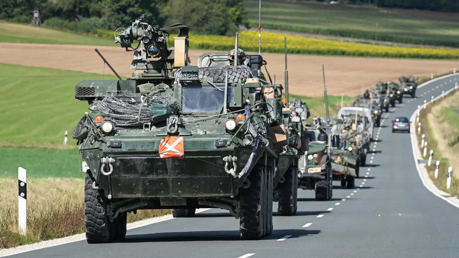 Ein Militärkonvoi ist auf einer öffentlichen Straße unterwegs. Die US-Army wird zwischen 23. April und 2. Mai im Rahmen der Übung Combined Resolve wieder mit ihren Fahrzeugen auf den Straßen rund um die Truppenübungsplätze Grafenwöhr und Hohenfels unterwegs sein.  (Bild: Markus Rauchenberger)