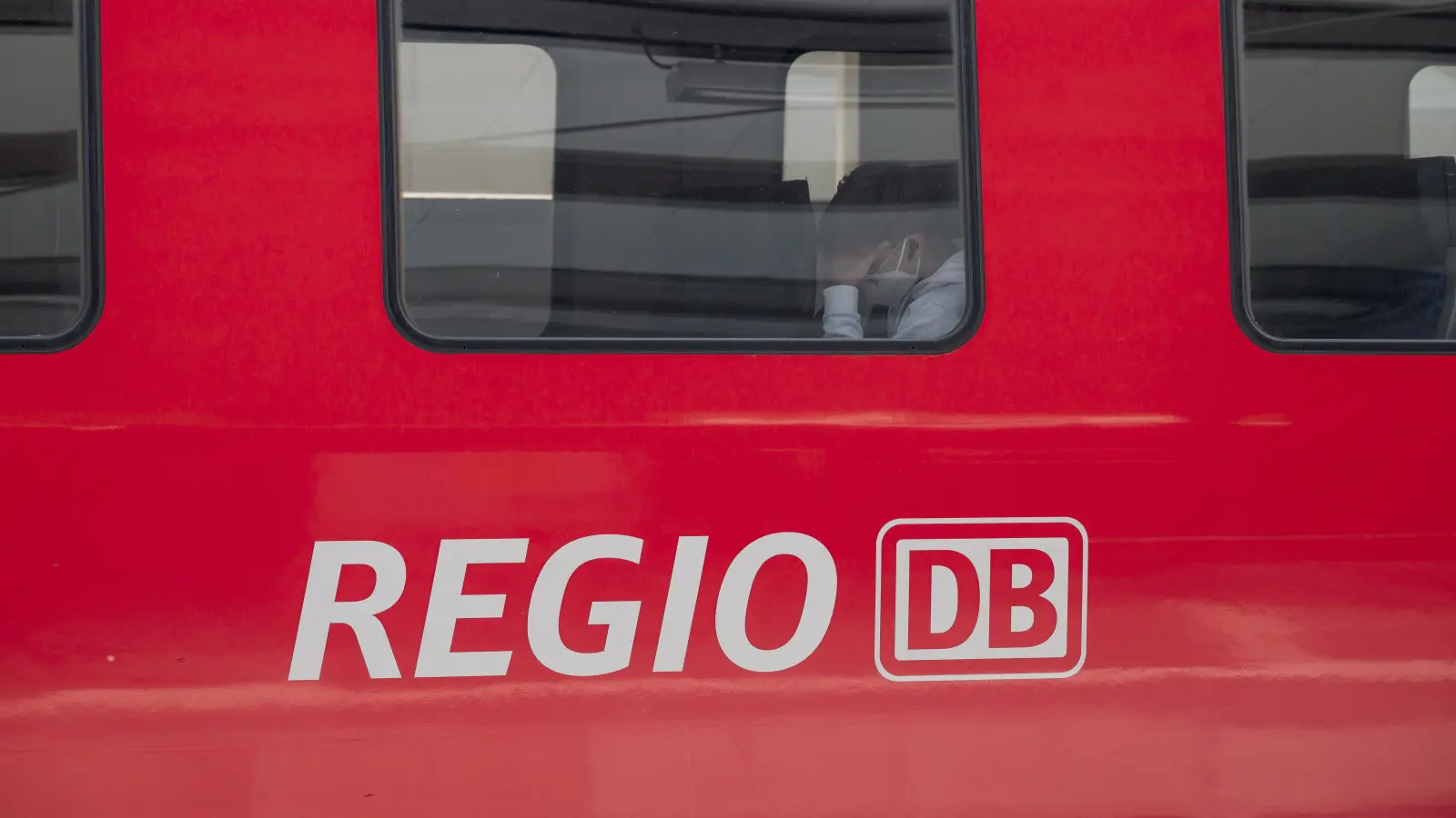 Aufgrund von Kabelarbeiten gibt es bei der Deutschen Bahn Fahrplanänderungen auf der Strecke Neustadt/WN – Nürnberg. (Symbolbild: Daniel Vogl/dpa)