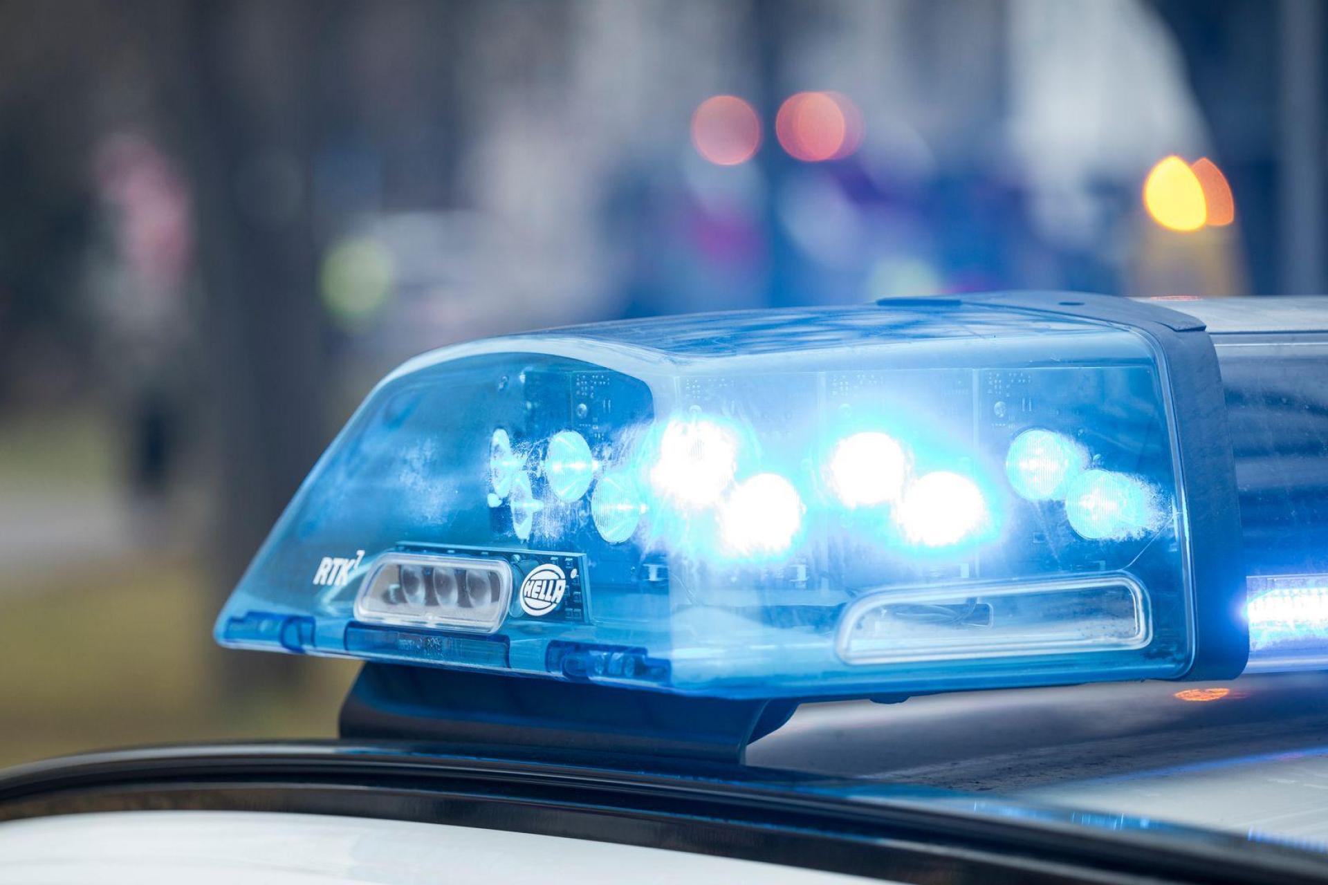 Ein Beziehungsstreit in Altenstadt/WN führte zu mehreren Polizeieinsätzen. Der Vorfall eskalierte, als Bekannte der Frau den Mann angriffen. (Symbolbild: Daniel Vogl/dpa)