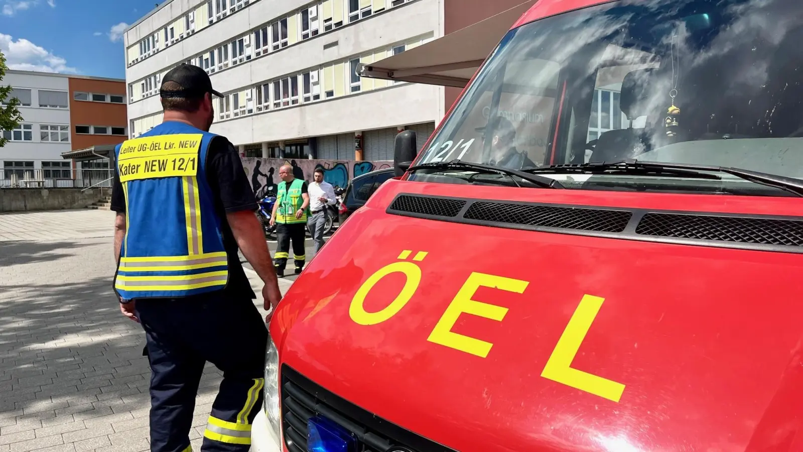 Einsatzkräfte in Eschenbach evakuieren das Gymnasium und suchen das Gelände ab. (Bild: Gabi Schönberger)