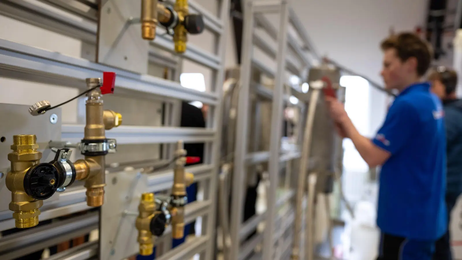 Die Bewerbersuche fällt vielen Ausbildungsbetrieben schwer. Wer einen Ausbildungsplatz bekommt, wird oft übernommen. (Bild: Monika Skolimowska/dpa)