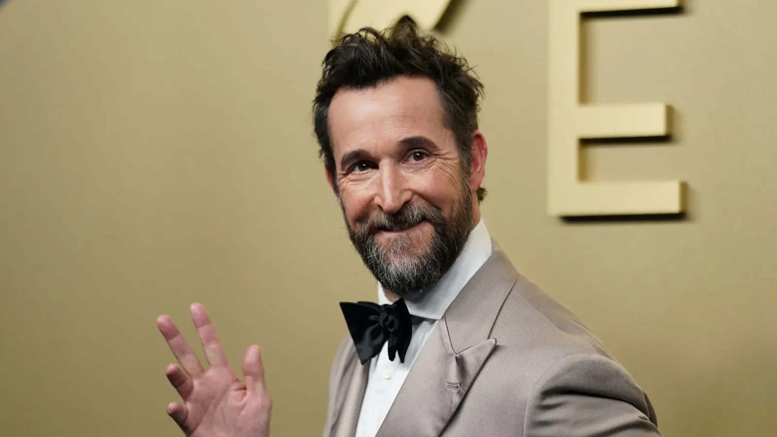 Kürzlich erst gewann Noah Wyle einen weiteren Emmy für seine Rolle in der Krankenhausserie „The Pitt“. (Archivbild) (Bild: Richard Shotwell/Invision/AP/dpa)