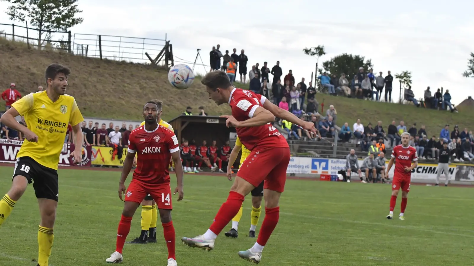 Ein Traumlos: In der abgelaufenen Spielzeit spielte der SV Hahnbach gegen die Würzburger Kickers im Toto-Pokal.  (Archivbild: Hubert Ziegler)