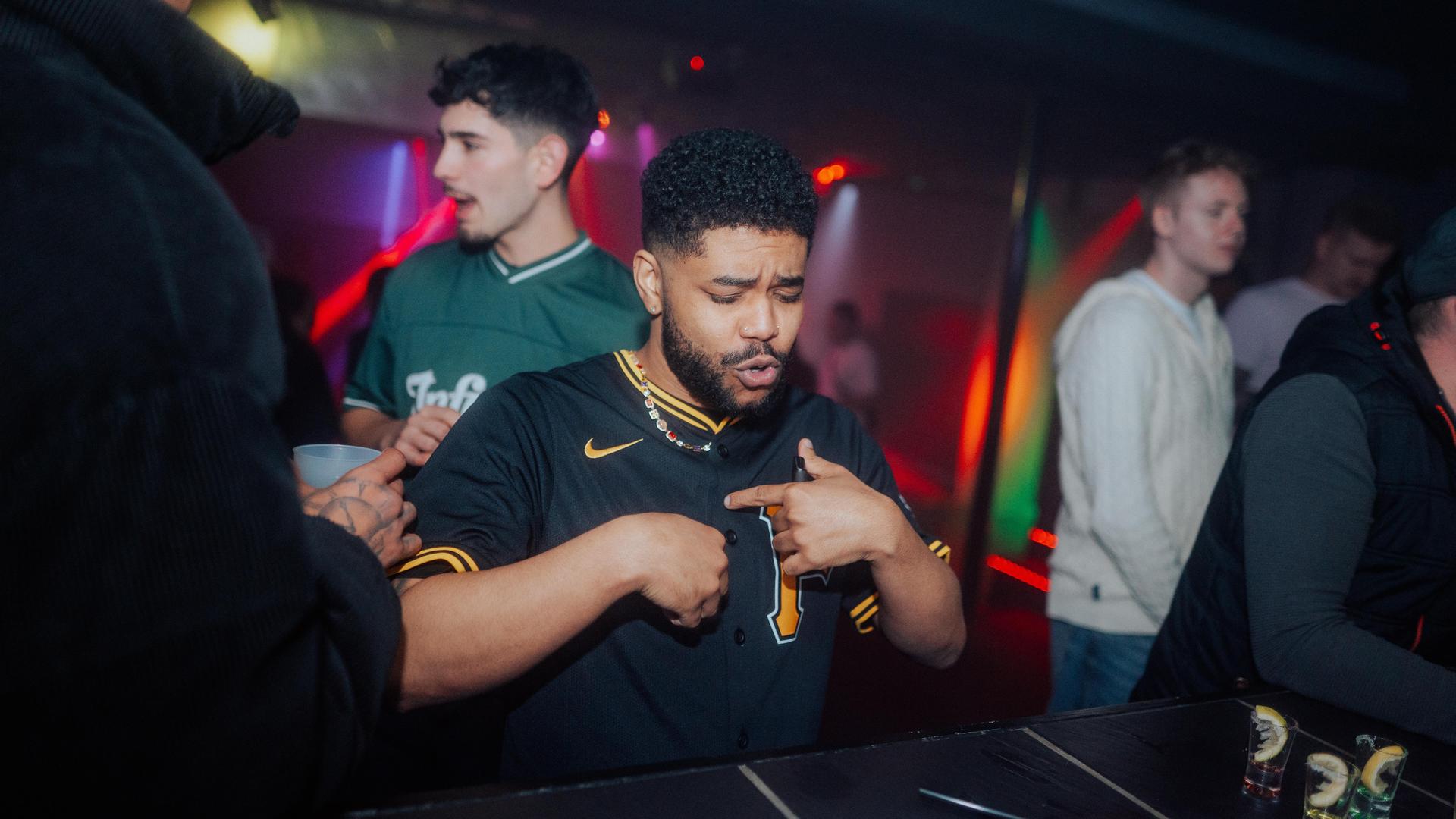 Die Opening Party im Nightlife bringt drei DJs, Beats, Drinks und Vibes.  (Bild: Sebastian Reiter)