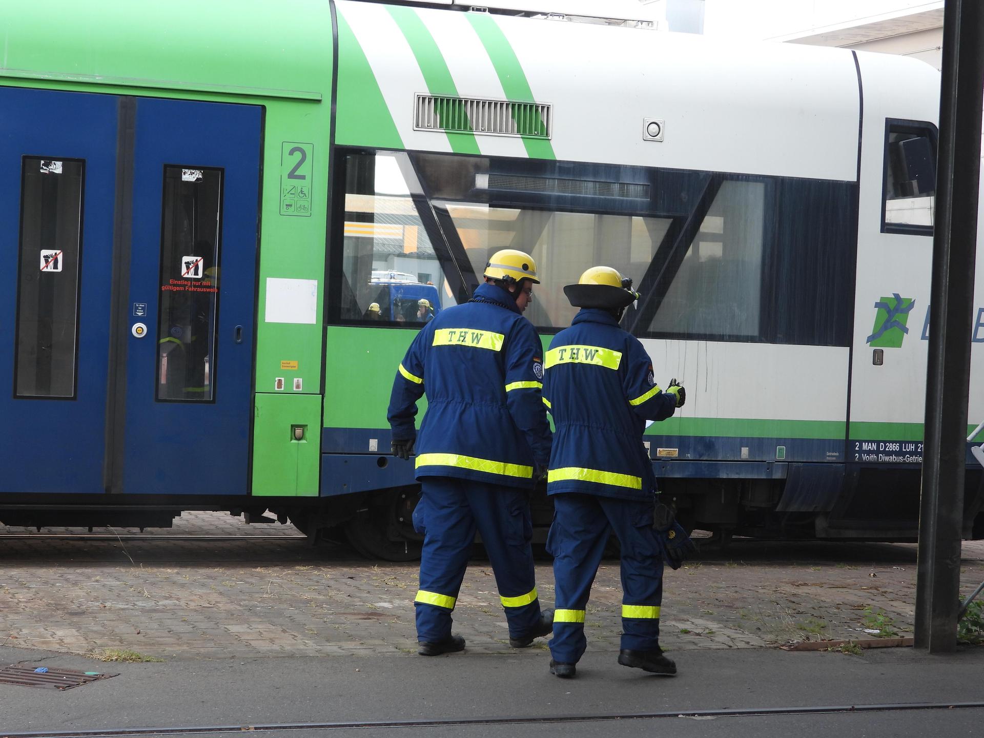Bevor der Zug notentriegelt werden kann, muss eine Gleissperrung veranlasst werden. Die schreienden Passagiere im Zug setzen die Übungsteilnehmer zusätzlich unter Stress. (Bild: Richard Meiler/exb)