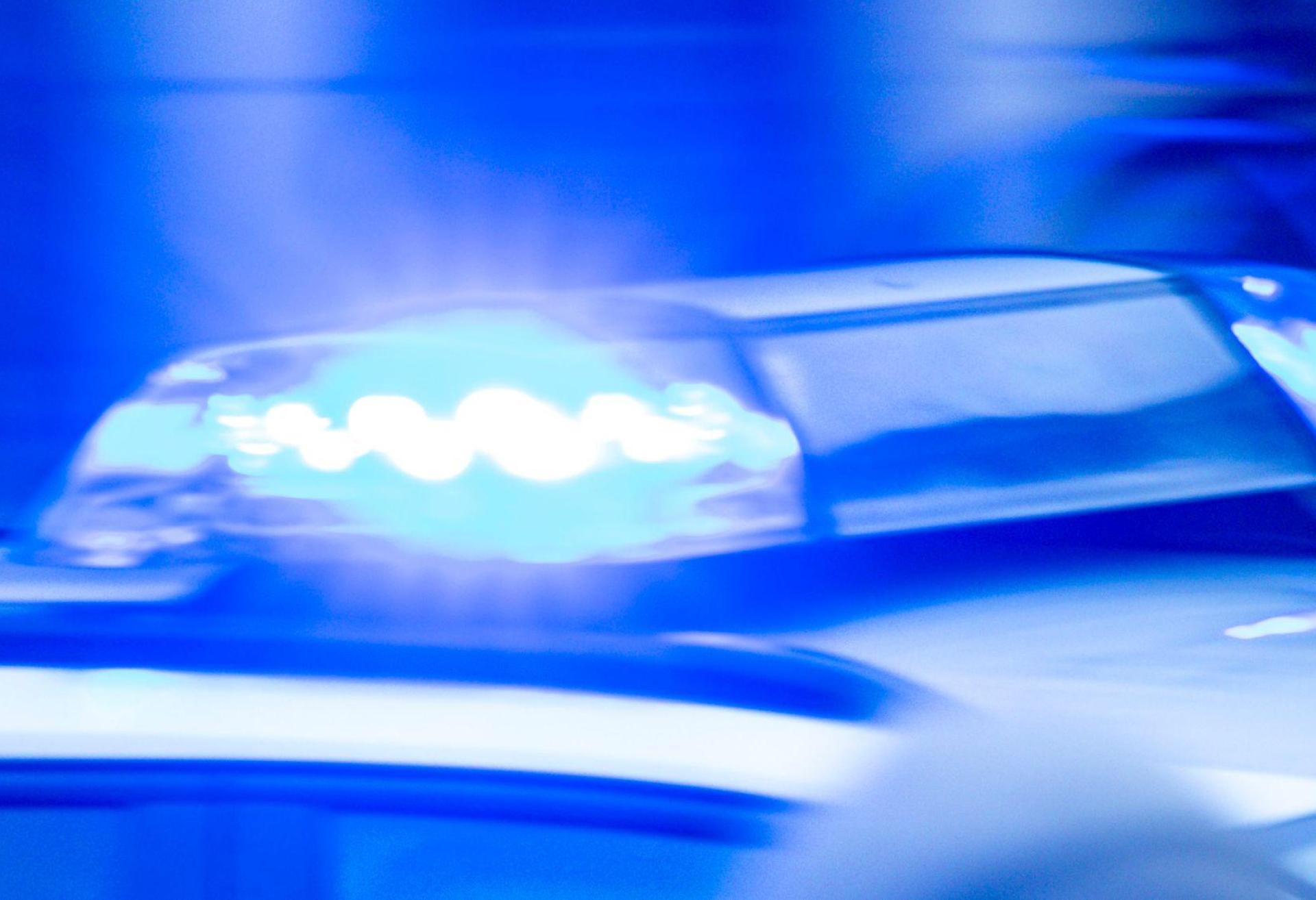 Eine 35-jährige Frau stellte fest, dass ihr Auto auf dem Parkplatz des Sonnenhauses beschädigt wurde. (Symbolbild: Jens Büttner/dpa)