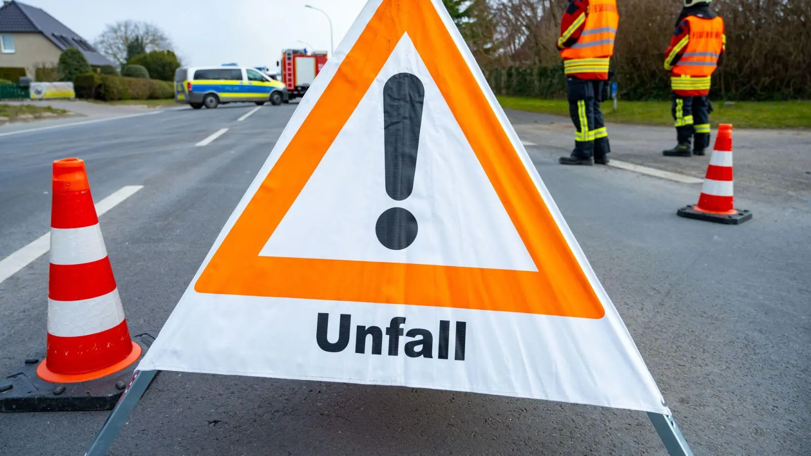Nach einem Unfall mit zwei Autos an einer wichtigen Kreuzung in Weiden kann es zu Behinderungen kommen. (Symbolbild: Stefan Sauer/dpa)