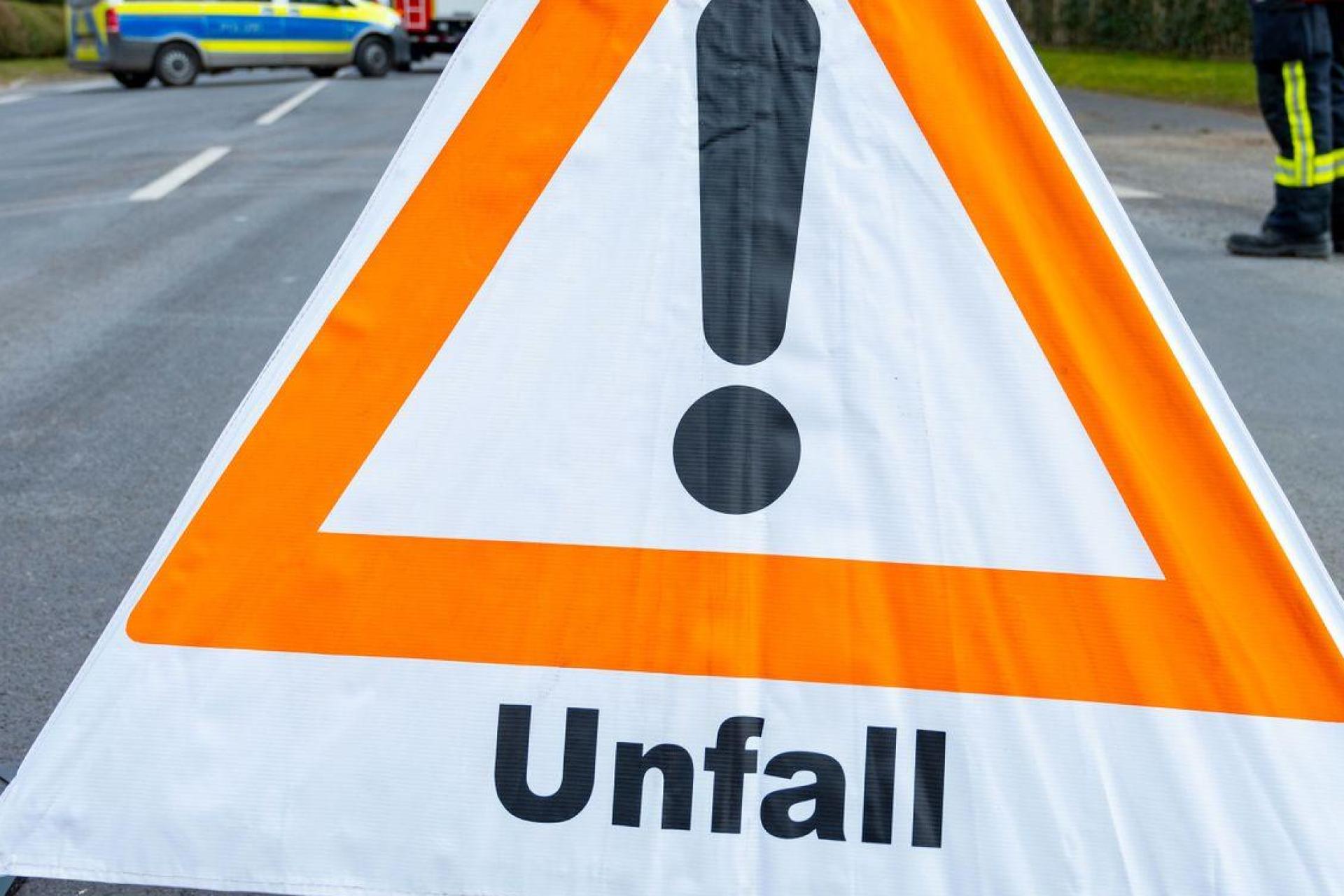 Eine 14-jährige Fahrradfahrerin stürzt auf einem Radweg bei Altenstadt. Sie wird mit leichten Verletzungen ins Krankenhaus gebracht. (Symbolbild: Stefan Sauer/dpa/Symbolbild)