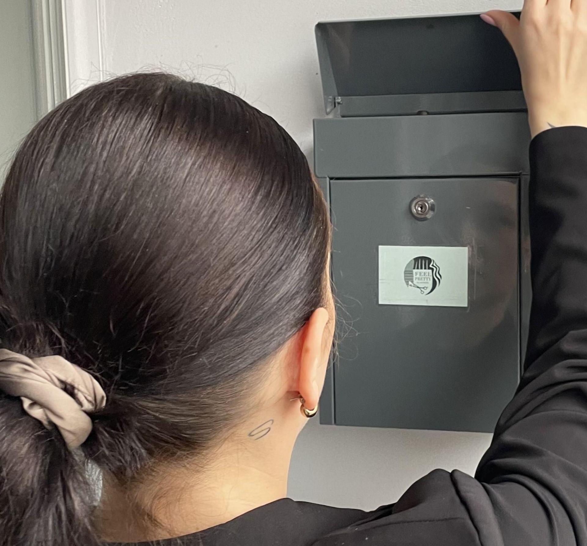 Michelle Schlosser schaut jeden Morgen zuerst in den Briefkasten ihres Friseursalons. Im März fand sie darin ein Schreiben, in dem sie sexuell belästigt wurde. (Bild: Paulina Schmidt)