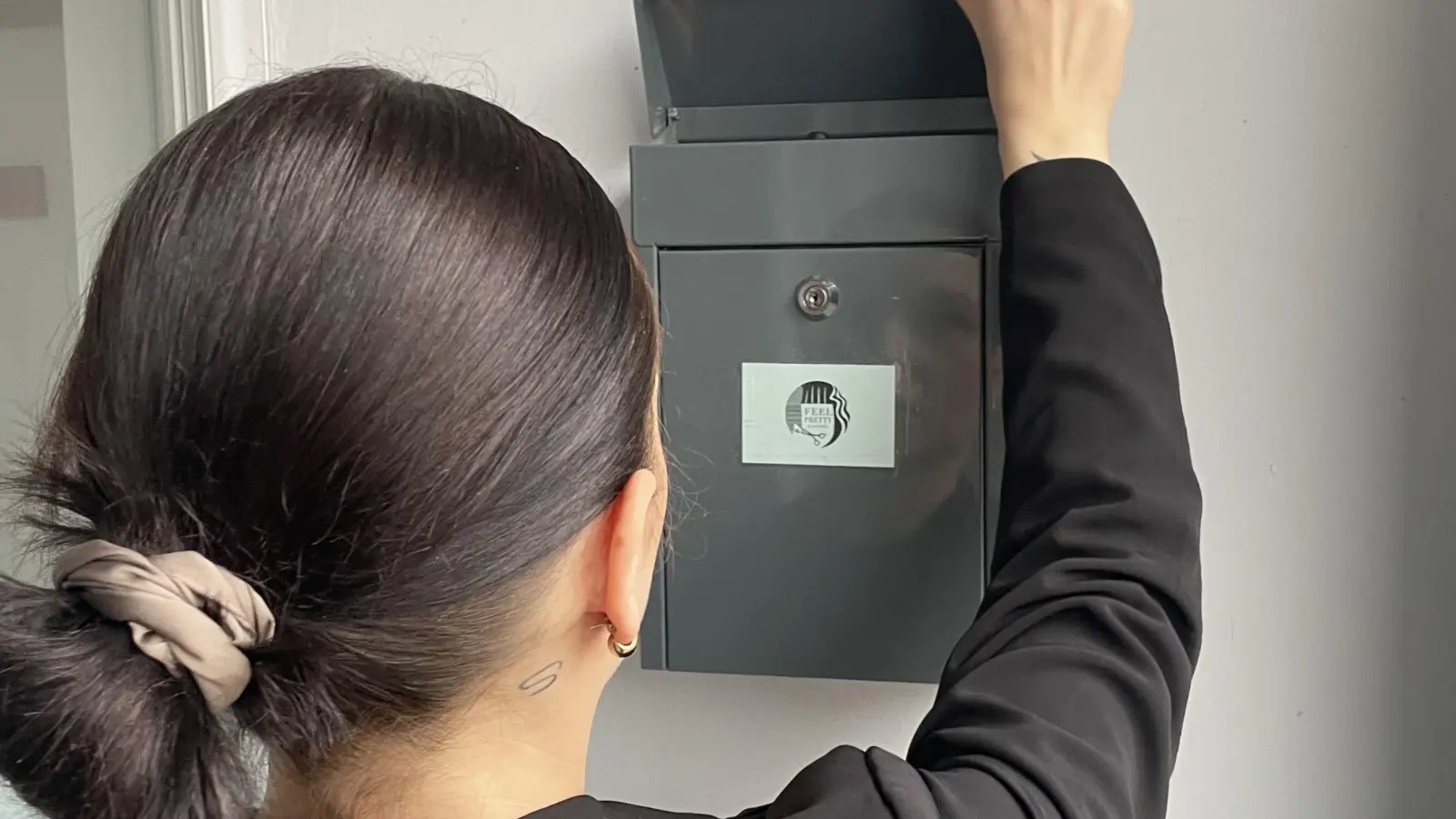 Michelle Schlosser schaut jeden Morgen zuerst in den Briefkasten ihres Friseursalons. Im März fand sie darin ein Schreiben, in dem sie sexuell belästigt wurde. (Bild: Paulina Schmidt)