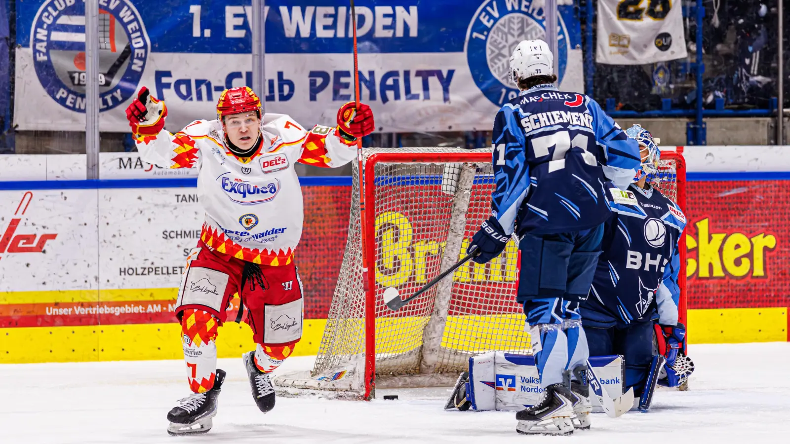 Jubel bei Jonas Fischer (links) über den Kaufbeurer Anschlusstreffer. In der neuen Folge „Powerplay” geht es um den vergebenen Matchpuck der Blue Devils Weiden.  (Bild: Werner Moller)