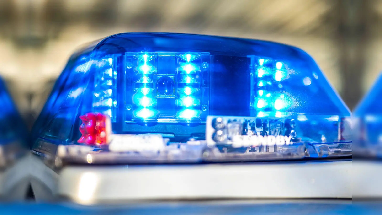 Die Polizei sucht nach dem Verursacher eines Unfalls in der Weidener Franz-Zebisch-Straße.  (Symbolbild: David Inderlied/dpa)
