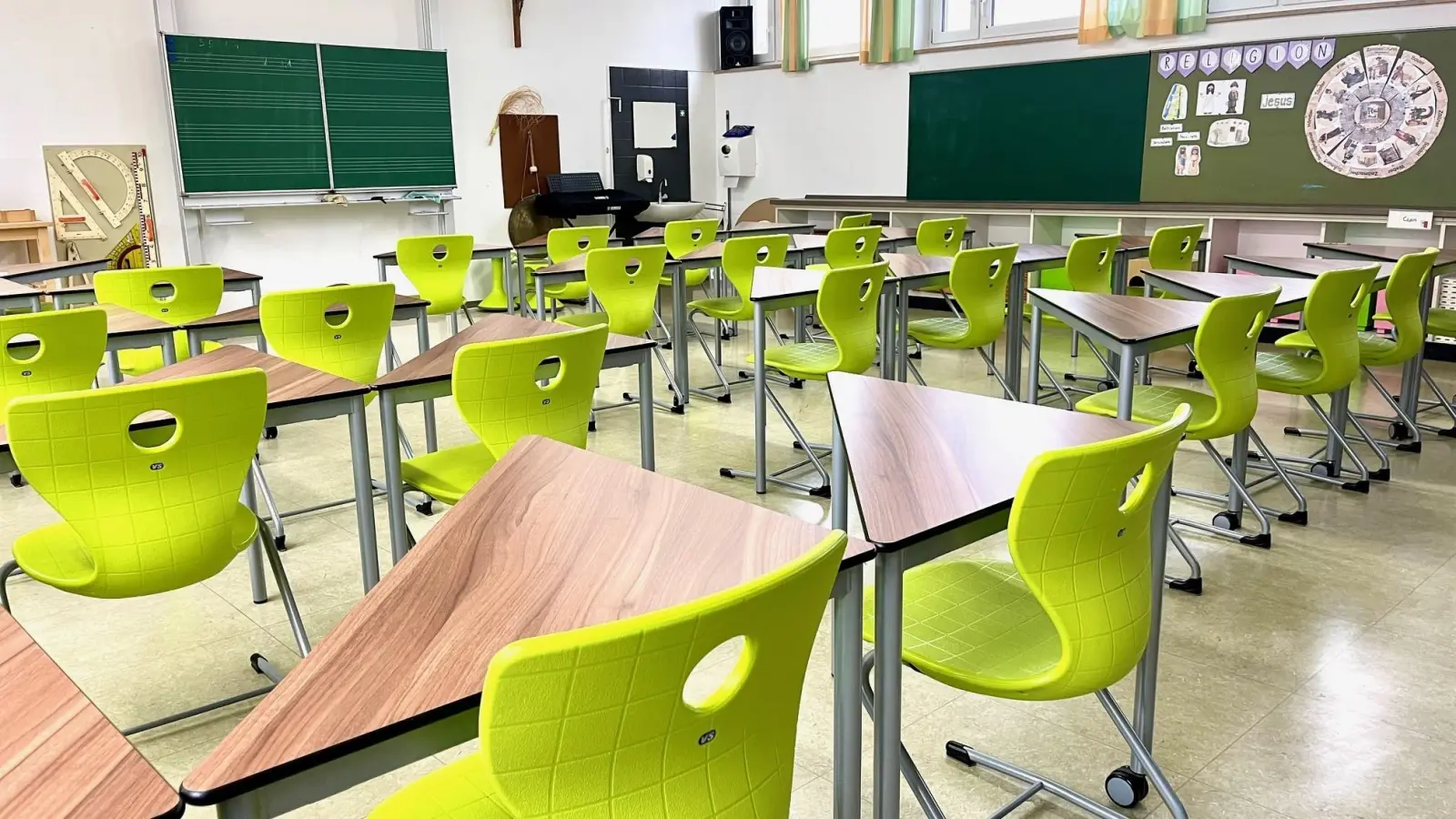 Leere Klassenzimmer in der Grundschule Neustadt: Wegen Glatteis bleiben die Schulen in der Stadt Weiden und im Landkreis Neustadt/WN am Mittwoch geschlossen.  (Bild: Gabi Schönberger)