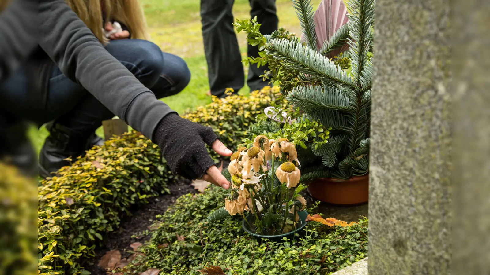 Am Samstag ist Allerheilgen. Ein stiller Feiertag. Viele Christen besuchen an diesem Tag die Gräber und gedenken der Verstorbenen.  (Symbolbild: Christin Klose/dpa)