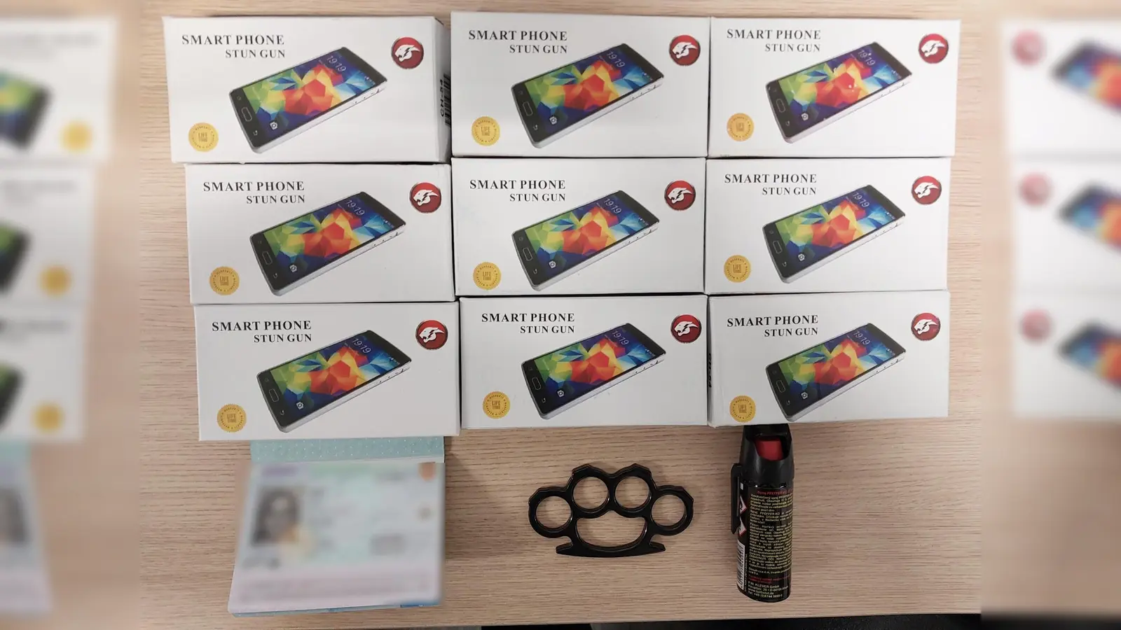 Die Bundespolizei Waidhaus stellte bei der Kontrolle eines Mannes verbotene Waffen sicher, unter anderem als Smartphones getarnte Elektroimpulsgeräte. (Symbolbild: Bundespolizei)