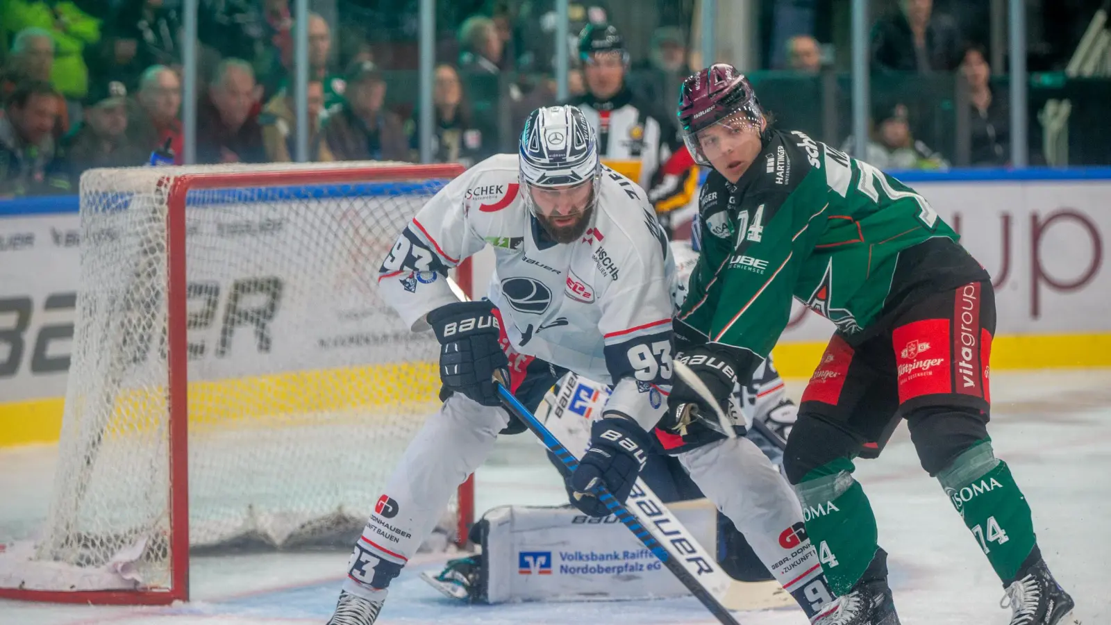 Lukas Vantuch (links) und die Blue Devils Weiden nahmen einen Punkt von den Starbulls Rosenheim mit nach Hause. (Bild: Peter Lion)