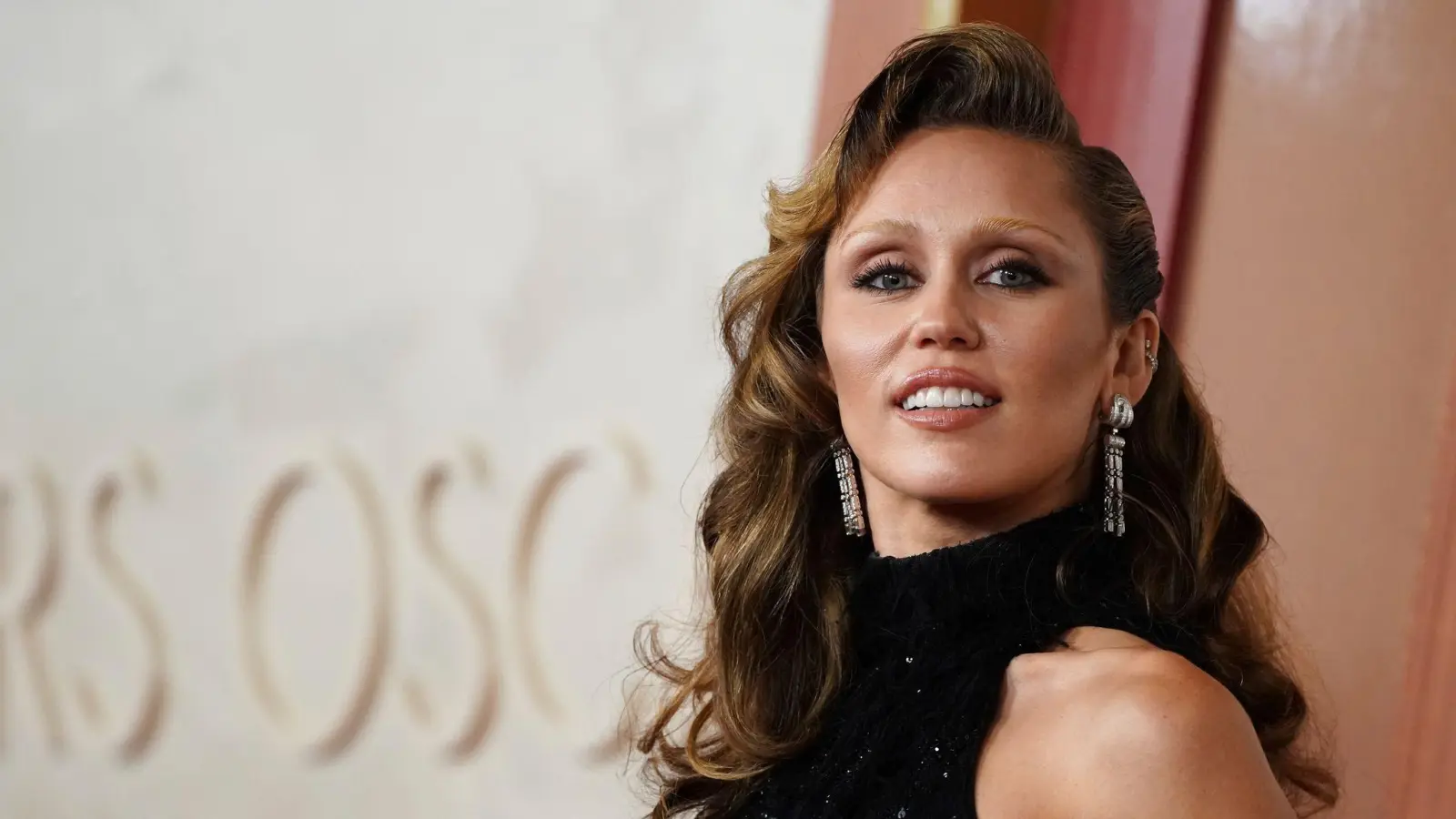 Miley Cyrus lässt sich von ihrem Verlobten im Alltag helfen. (Archivbild) (Bild: Jordan Strauss/Invision/dpa)