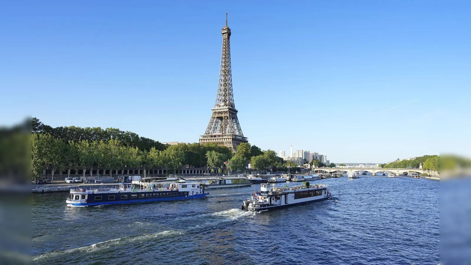 Der Eiffelturm in Paris ist wegen einer Bombendrohung evakuiert worden. (Bild: -/kyodo/dpa)