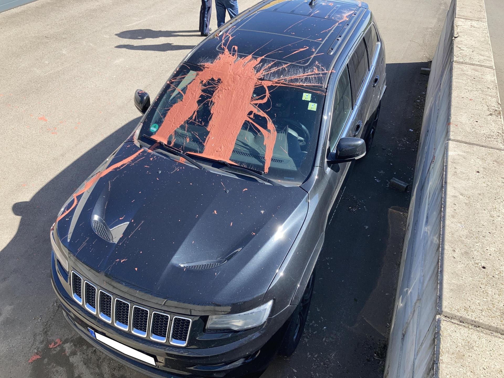 Motorhaube, Scheibe und Dach eines Jeeps im Windischeschenbacher Industriegebiet sind mit roter Farbe besudelt.  (Bild: PI Neustadt/WN, Franz, PHK, exb)