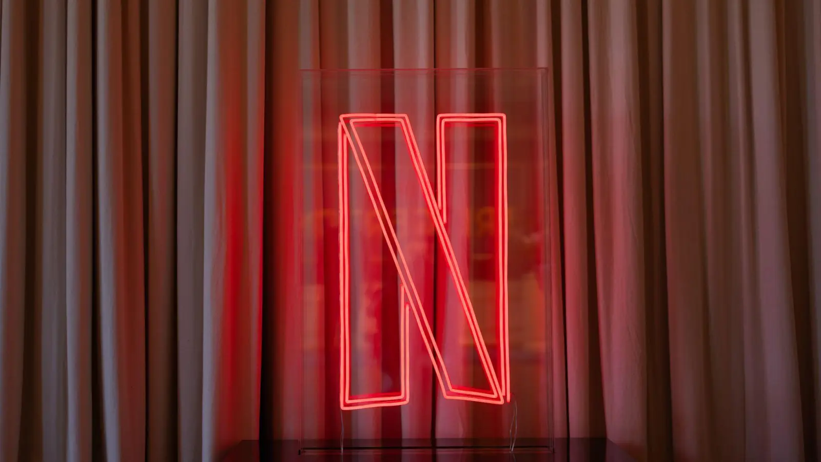 Netflix hat zwei weitere Staffeln für die Erfolgsserie „Bridgerton“ angekündigt. (Symbolbild) (Bild: Rolf Vennenbernd/dpa)