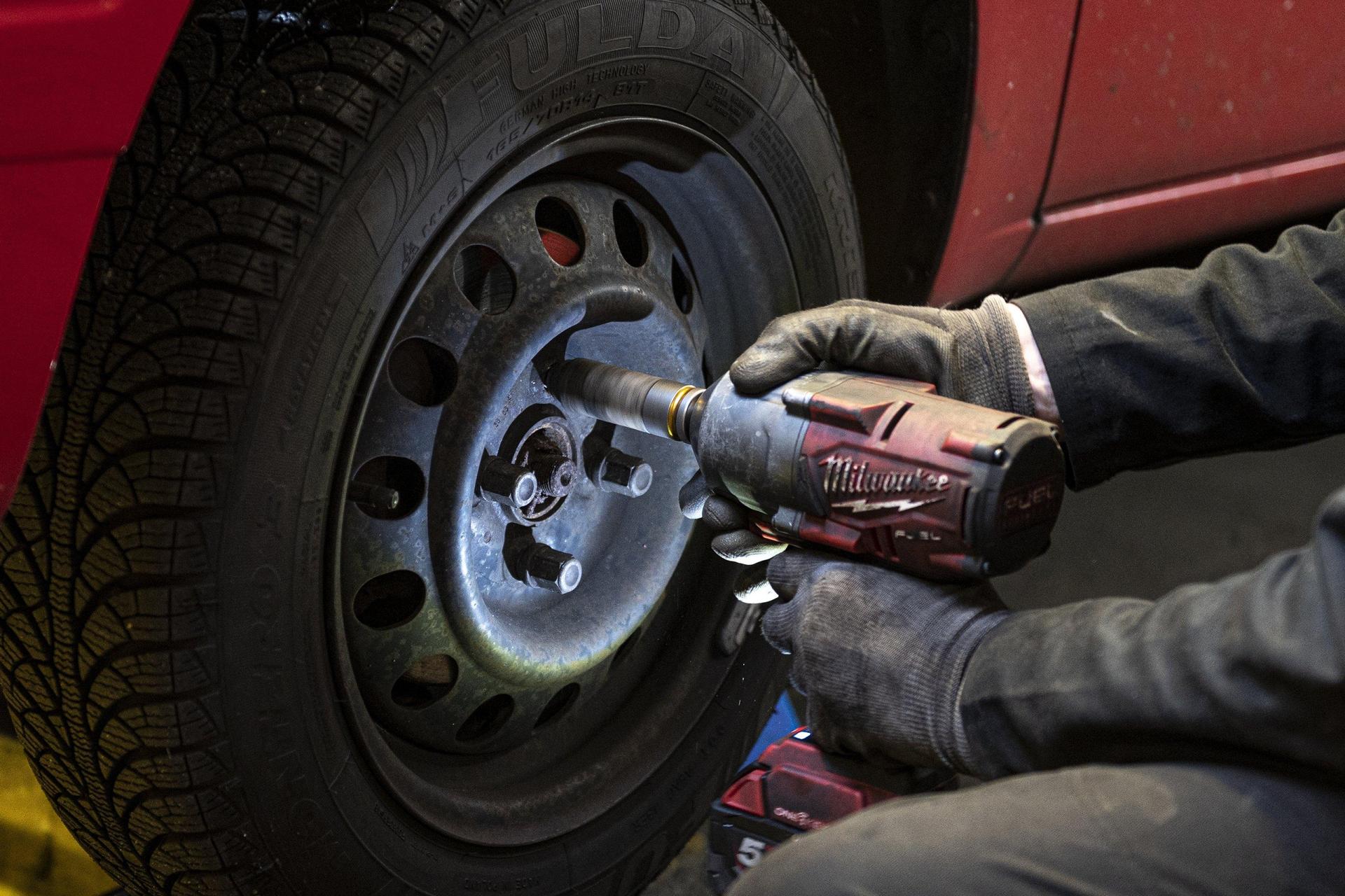 Die Polizei ermittelt, nachdem ein Weidener einen Altenstädter Werkstattbetreiber betrogen haben soll.  (Symbolbild: Fabian Sommer/dpa)