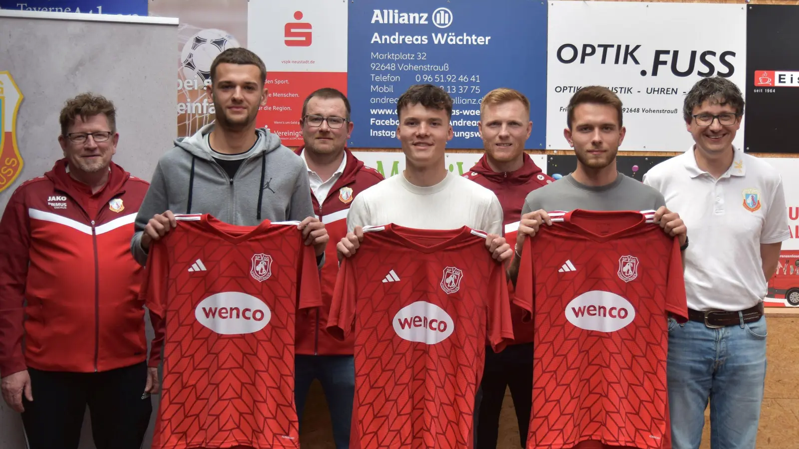 Die Neuzugänge der SpVgg Vohenstrauß mit Trainer und Funktionären: (von links) Sportlicher Leiter Stefan Linz, Mateo Lovrinovic,, Dritter Vorsitzender Michael Riedl, Lukas Grünauer, Trainer Martin Schuster, Jonas Helgert und Erster Vorsitzender Uli Münchmeier. (Bild: Harald Bäumler)