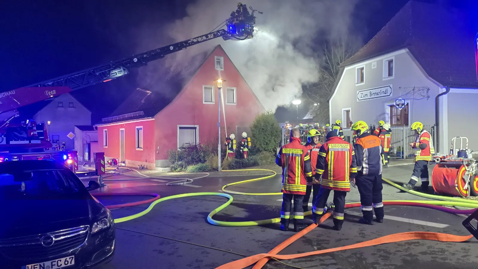 Mit Hilfe der Hirschauer Drehleiter bekämpften die Einsatzkräfte den Brand in einem Einfamilienwohnhaus mitten in Kohlberg von oben. (Bild: Josef Fischer/exb )