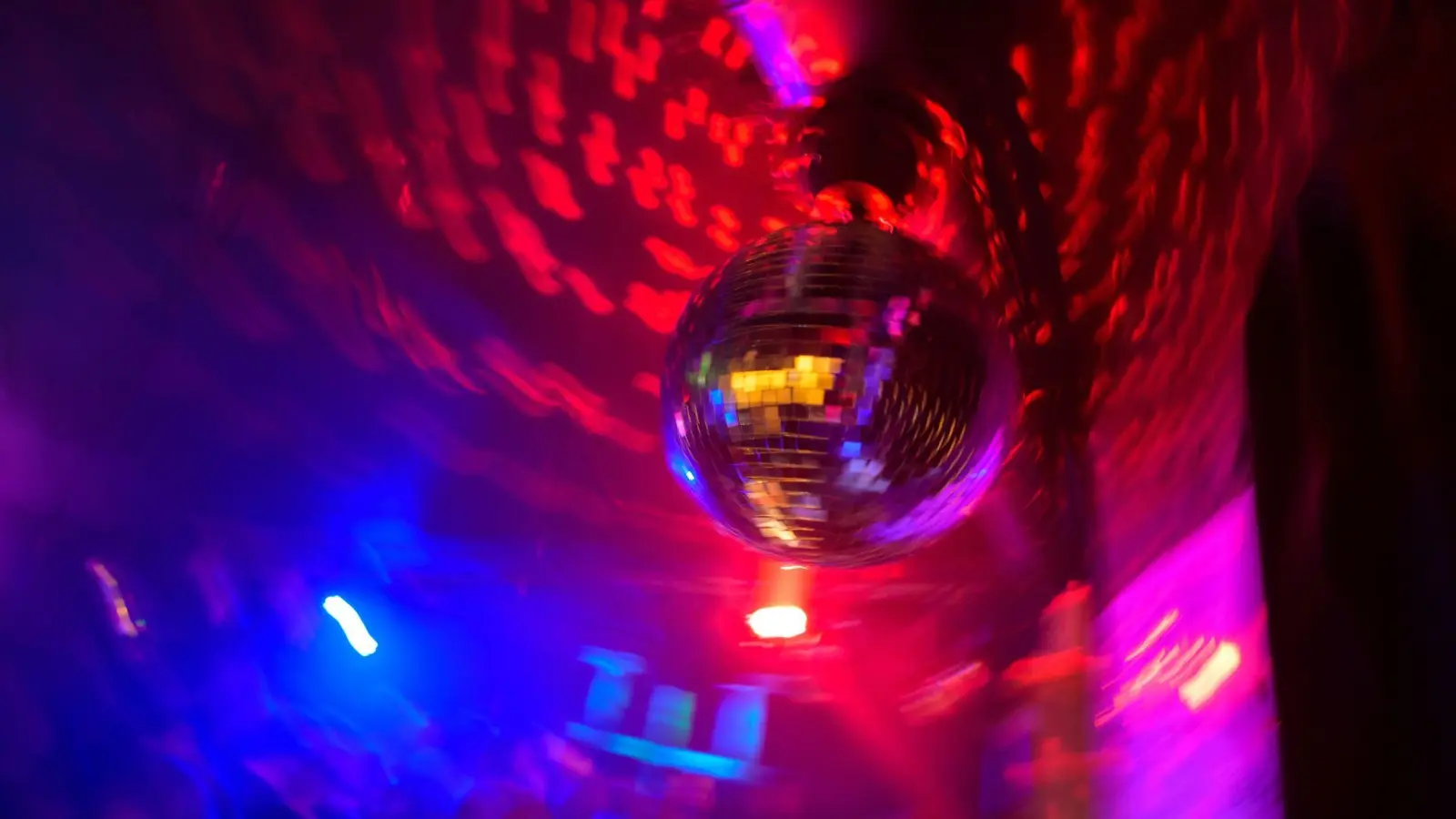 Eine Disco-Kugel dreht sich in einem Club im Hamburger Schanzenviertel. (Bild: Jonas Walzberg/dpa)