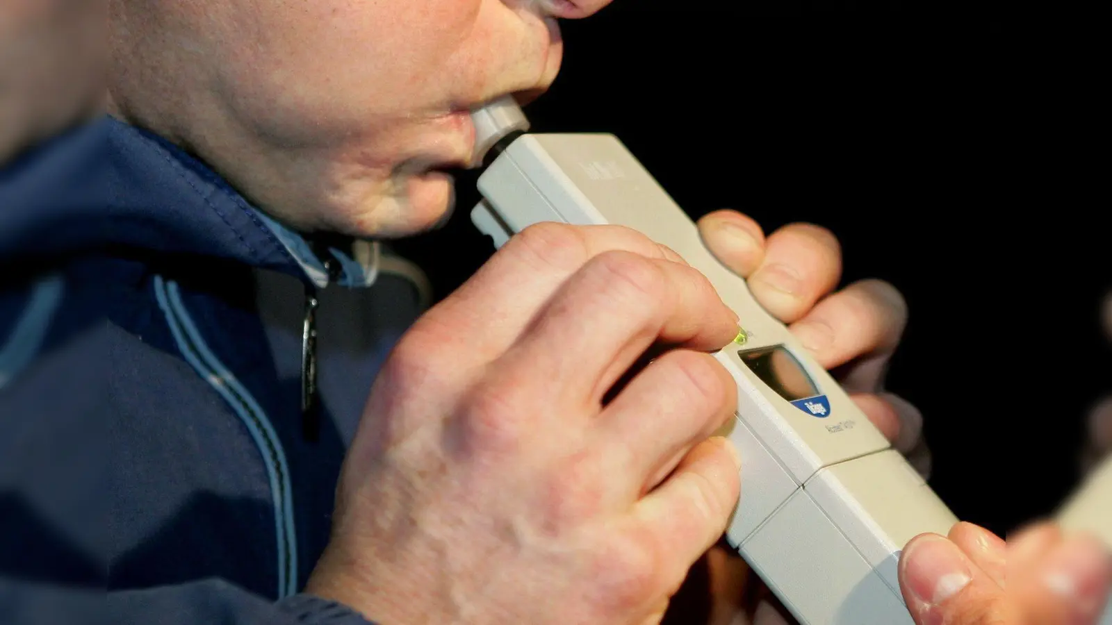 1,2 Promille ergab der Alkotest bei einem Autofahrer in Weiden. (Symbolbild: Uli Deck/dpa)