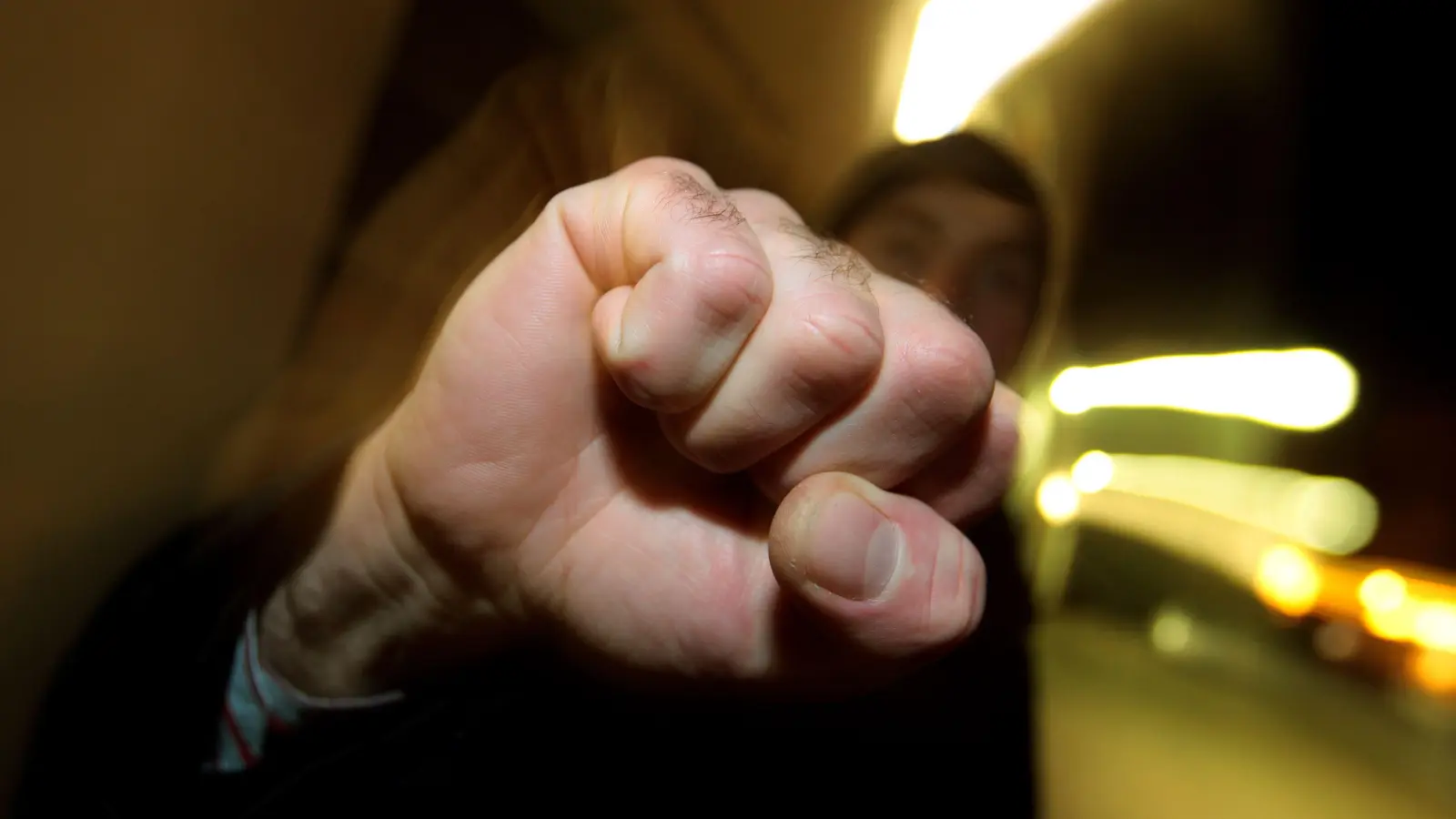 Ein 15-Jähriger hat in Schwandorf einem 12-Jährigen mehrfach ins Gesicht geschlagen. (Symbolbild: Karl-Josef Hildenbrand/dpa)