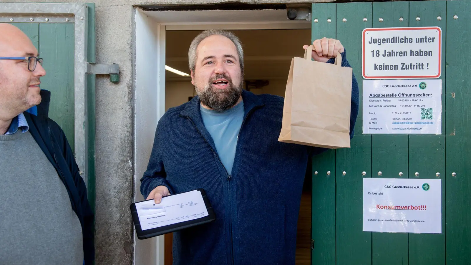 Michael Jaskulewicz ist das erste Mitglied des Cannabis Social Clubs Ganderkesee, der legal Cannabis erwirbt. (Bild: Hauke-Christian Dittrich/dpa)