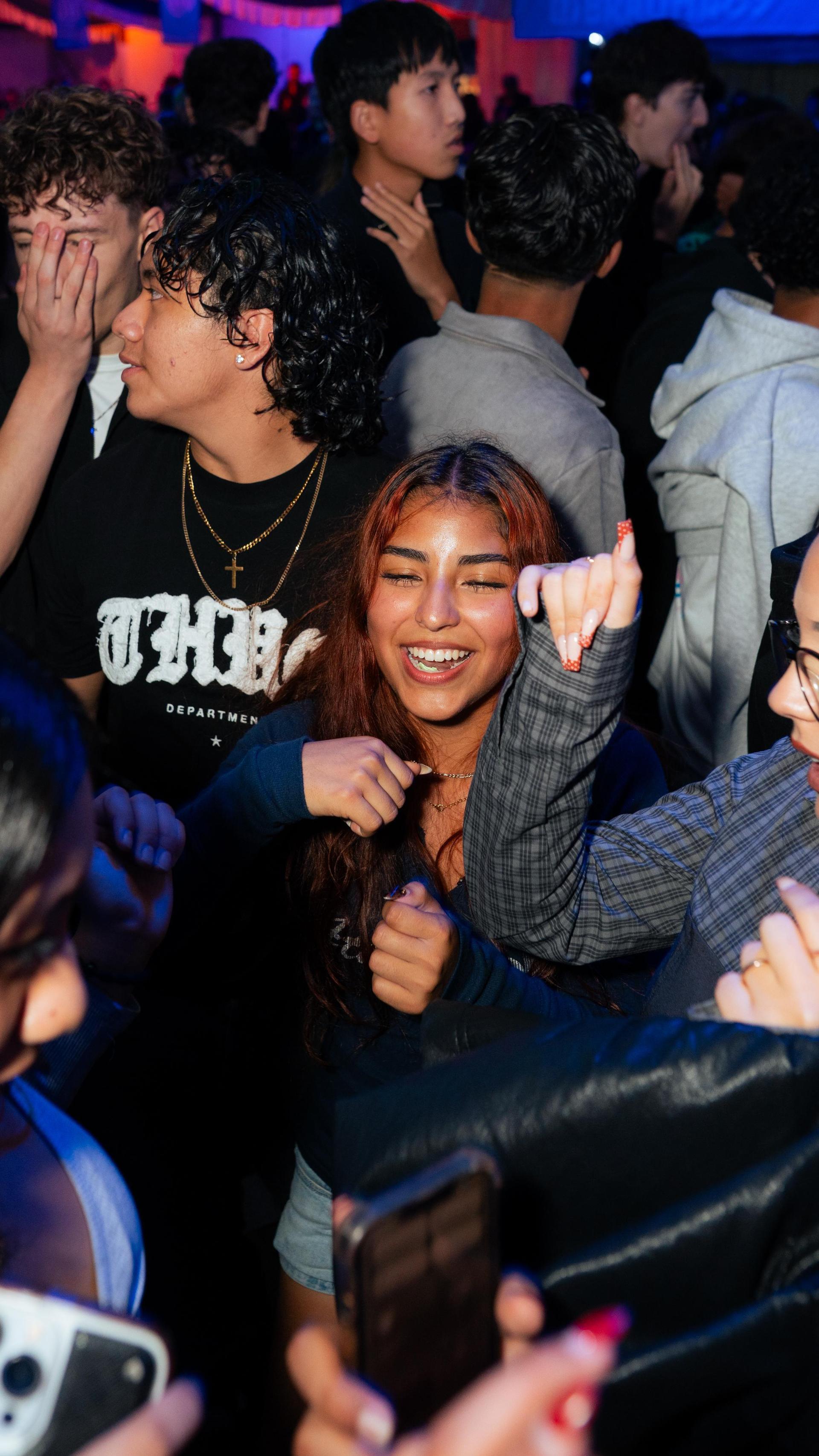 DJ Dollar Bill heizt das Festzelt ein. (Bild: Hannes Stock)